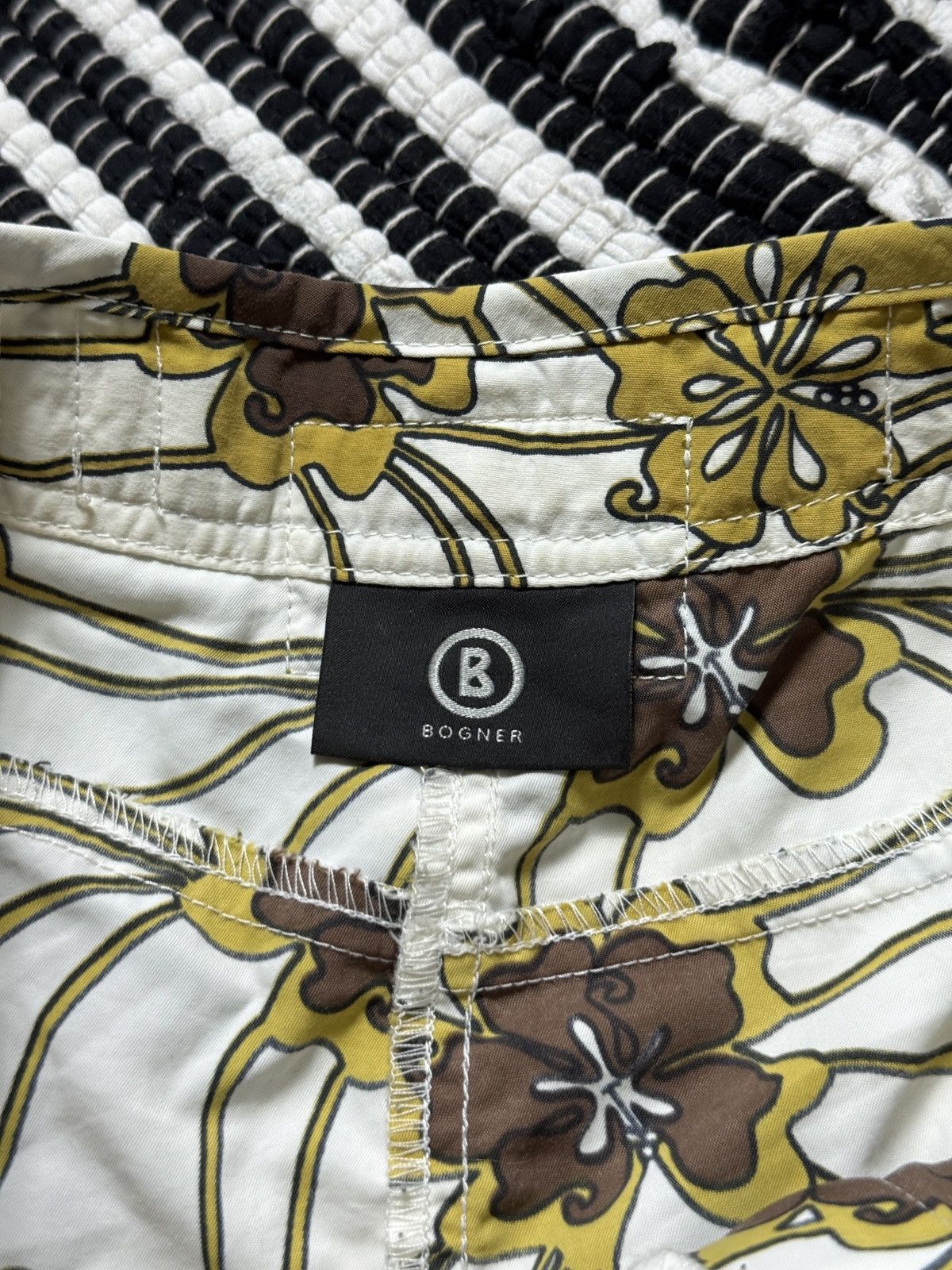 Bogner VINTAGE BOGNER PLEATED FLOWERS PRINTED MINI SKIRT Size 28" / US 6 / IT 42 - 8 Thumbnail