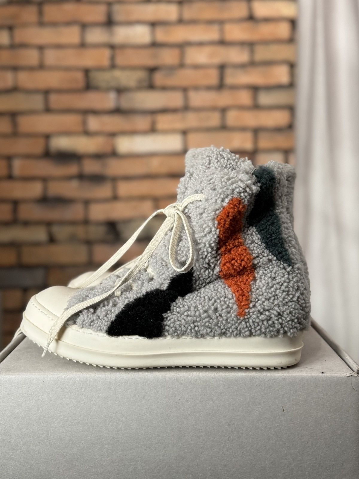 Rick Owens MAINLINE PEARL / MILK SHEARLING STROBE 43 10US GRAY Size US 10 / EU 43 - 4 Thumbnail