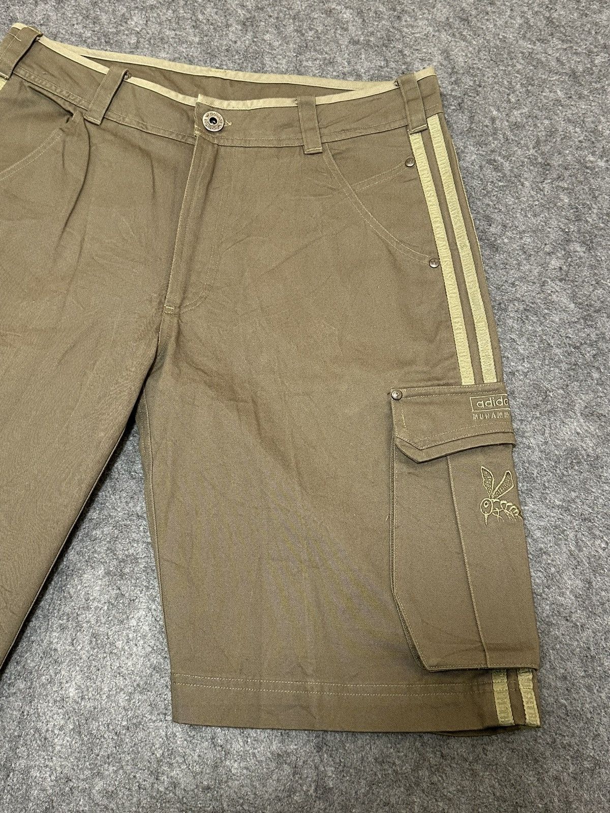 Adidas vintage Adidas cargo shorts with distinctive embroidered bee Size US 33 - 4 Thumbnail