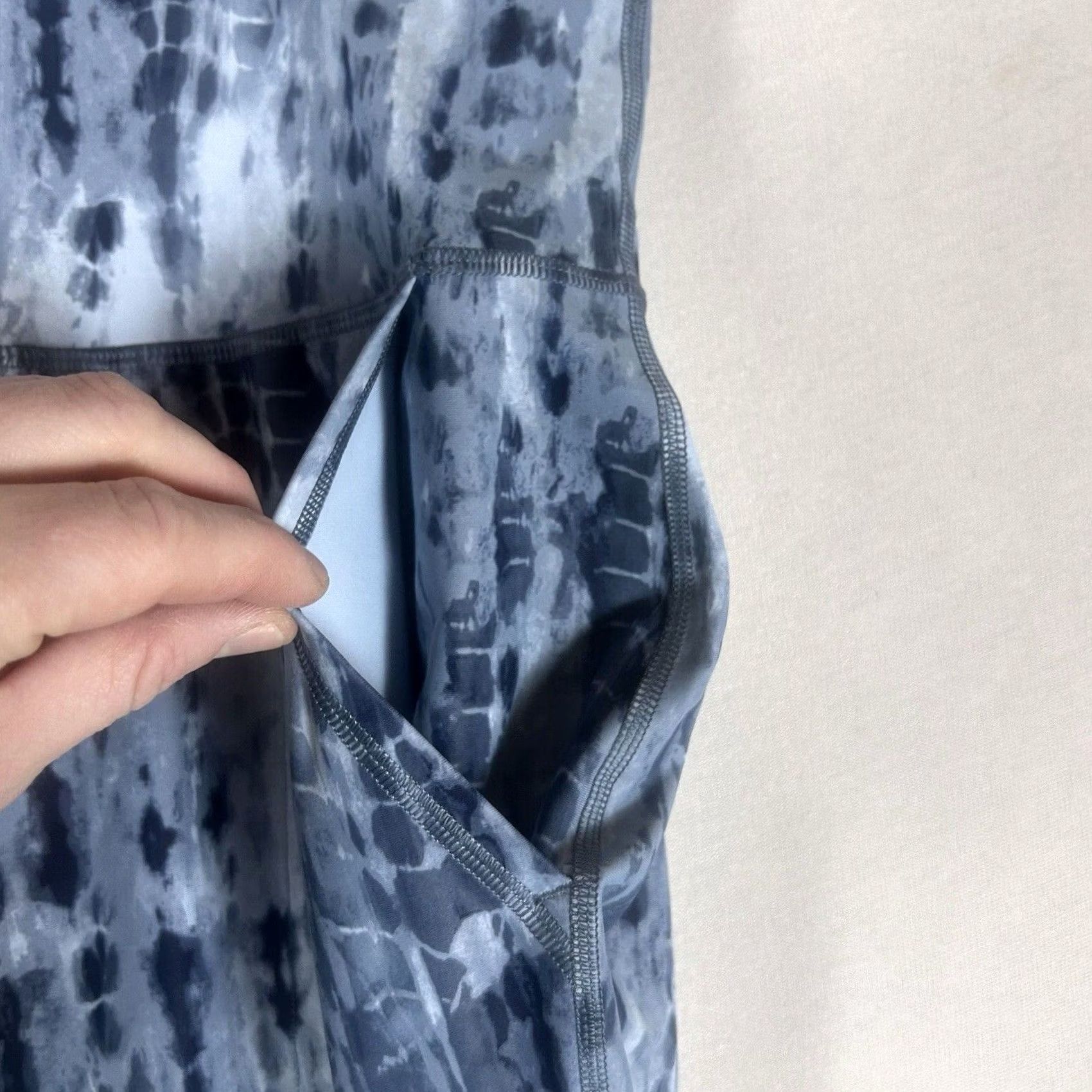 Old Navy Old Navy Leggings Womens 2XL Blue Abstract All Over Print Activewear Jogger Elastic Breathable Pockets Stretch Plus Size Clothing Womens Size 40" / US 18 - 4 Thumbnail