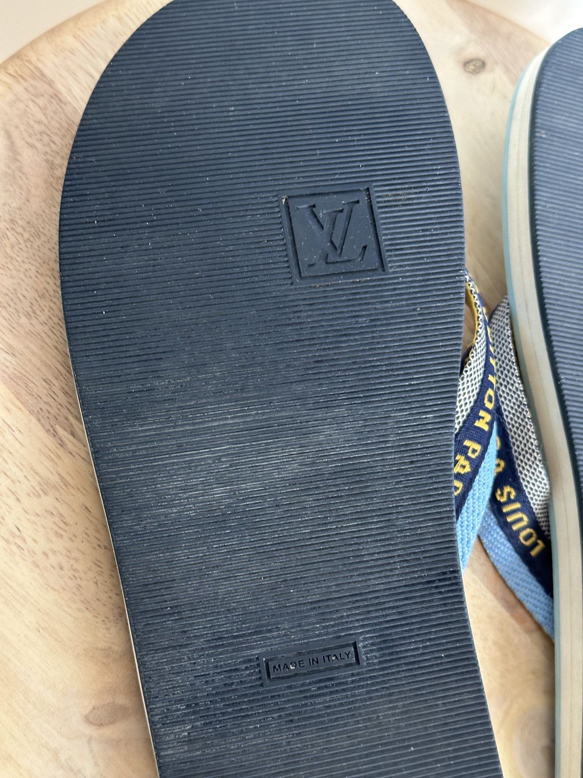 Designer × Louis Vuitton Louis Vuitton blue rubber flip flops thongs spellout Size US 7 / EU 40 - 11 Thumbnail
