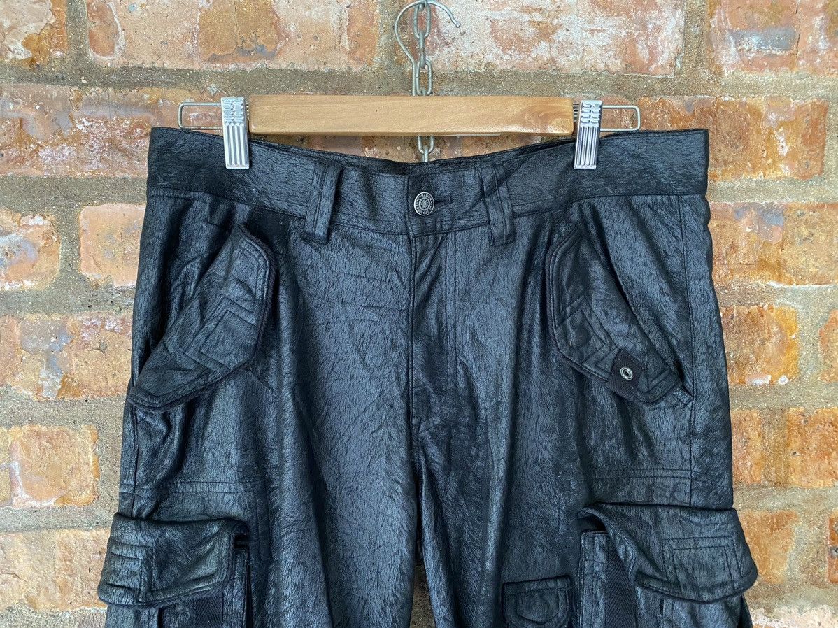 Tornado Mart 2000s Tornado Mart Bondage Textured Gas Mask Cargo Shorts Size US 31 - 3 Thumbnail