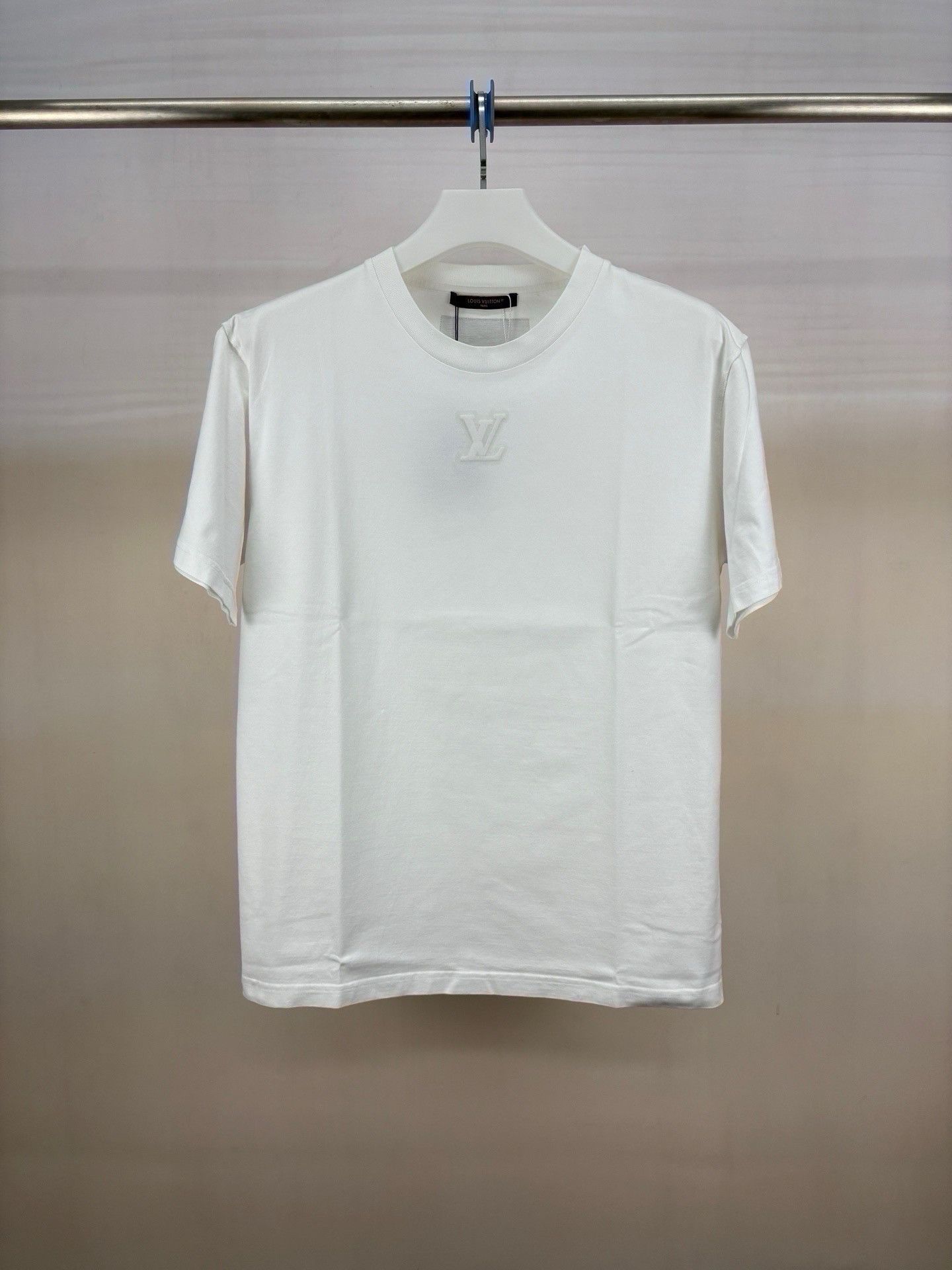 Louis Vuitton Louis Vuitton Embossed Logo T-Shirt Size XL Size US XL / EU 56 / 4 - 1 Thumbnail