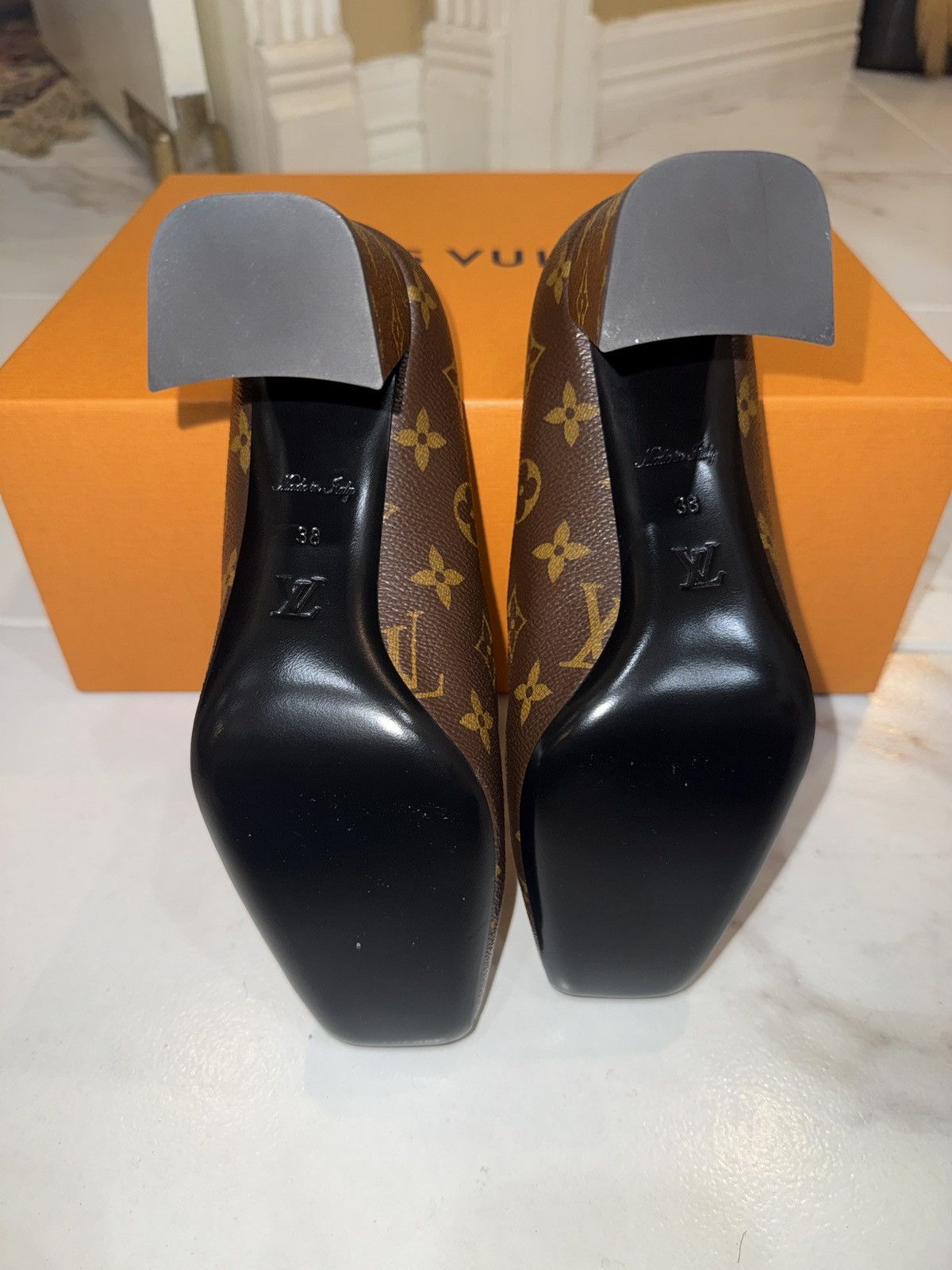 Louis Vuitton Louis Vuitton Monogram Canvas Pumps w/ Gold LV Medallion Size US 7 / IT 37 - 7 Thumbnail