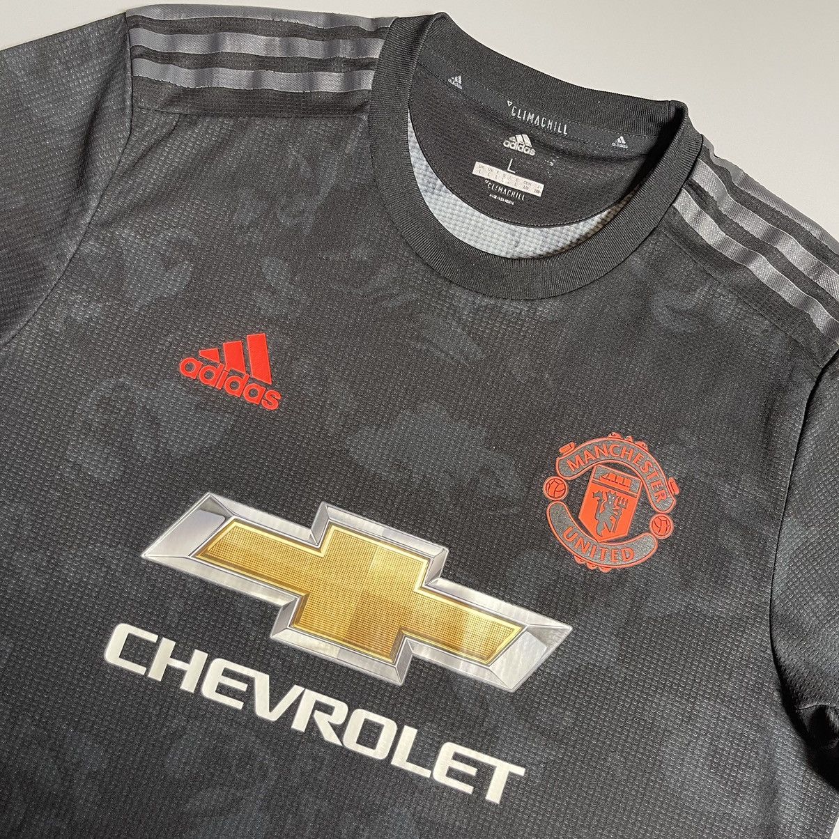 Adidas × Vintage MAN UNITED ADIDAS 2019/2020 FOOTBALL JERSEY #18 FERNANDES Size US L / EU 52-54 / 3 - 4 Thumbnail