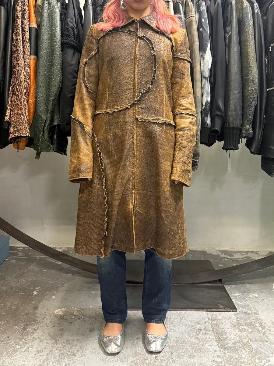 Roberto Cavalli AW2005 Cavalli Asymmetrical Raw Brown Leather Trench Jacket Size S / US 4 / IT 40 - 2 Thumbnail