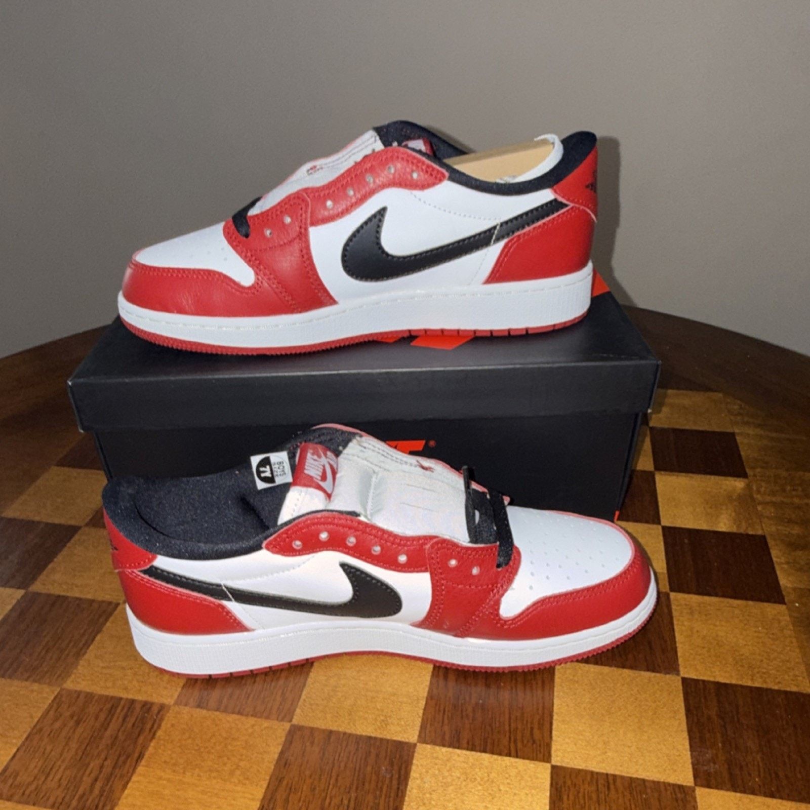 Nike Nike Air Jordan 1 Retro Low OG GS Varsity Red Black 7Y 8.5W Size US 7 / EU 40 - 2 Thumbnail