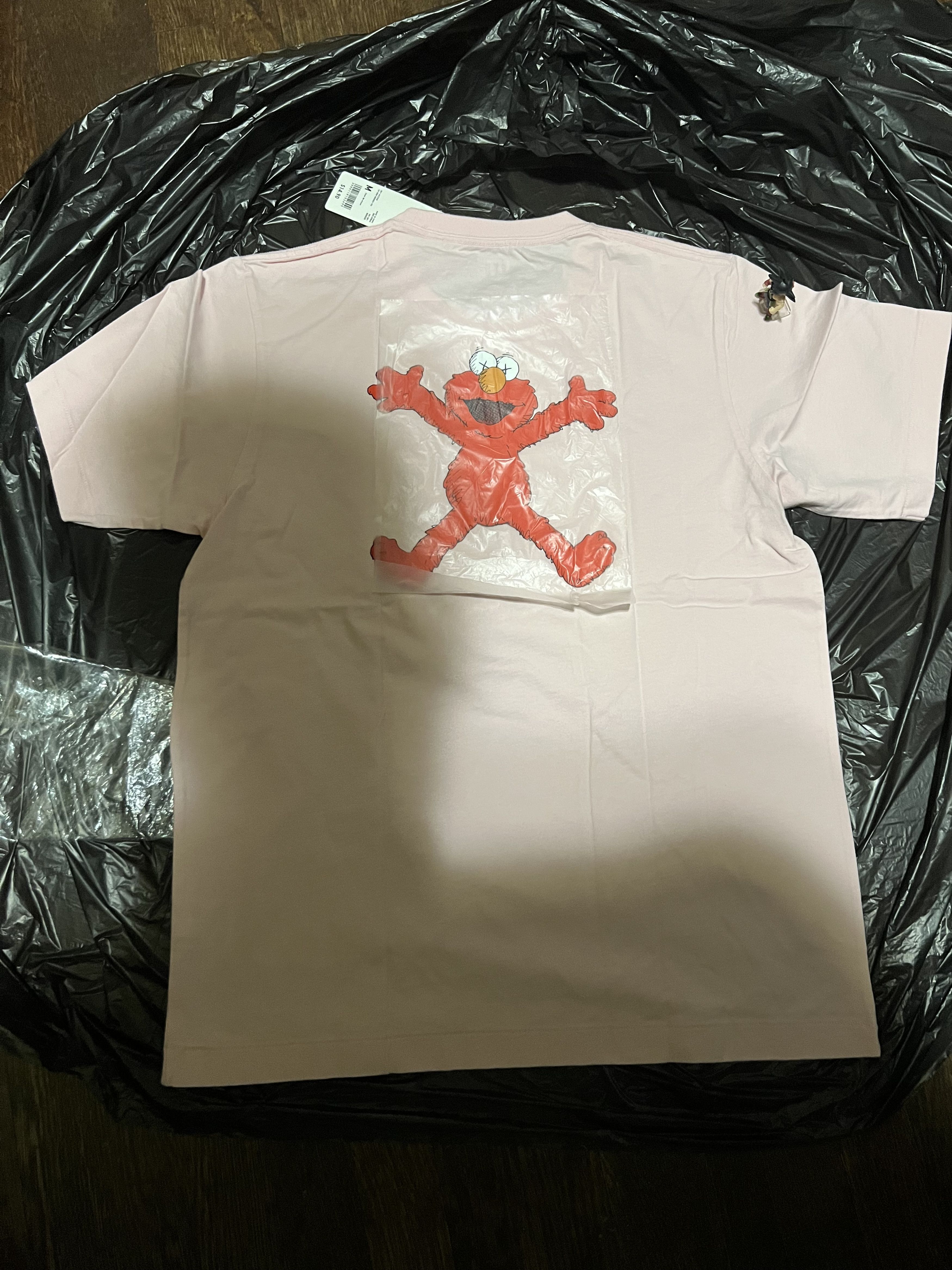 Kaws × Uniqlo Uniqlo Elmo KAWS Shirt (Never Worn) *RARE* Size US M / EU 48-50 / 2 - 2 Thumbnail