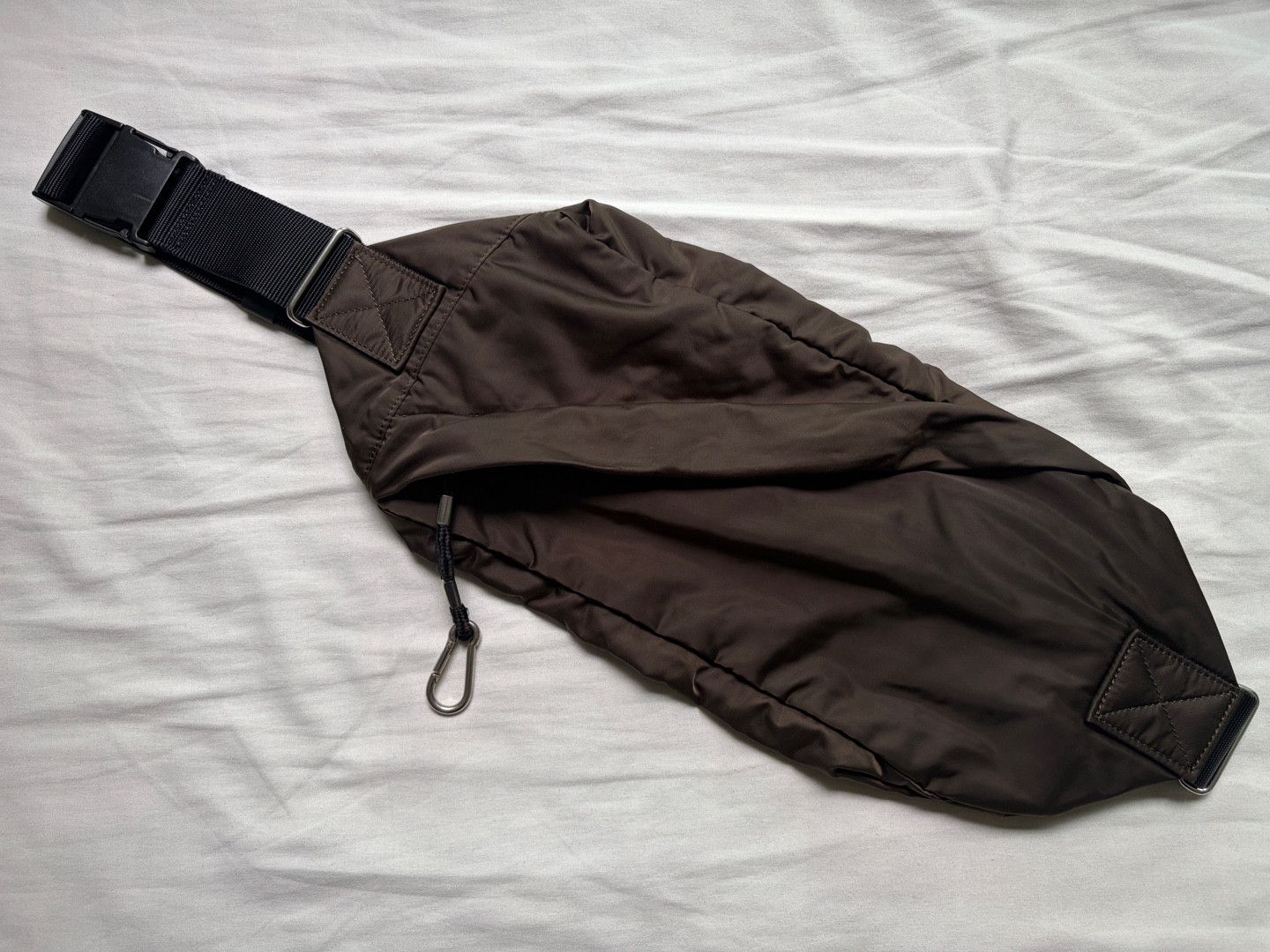 H&M H&M Studio FW17 MA-1 bomber sling bag Dark Olive Size ONE SIZE - 3 Thumbnail