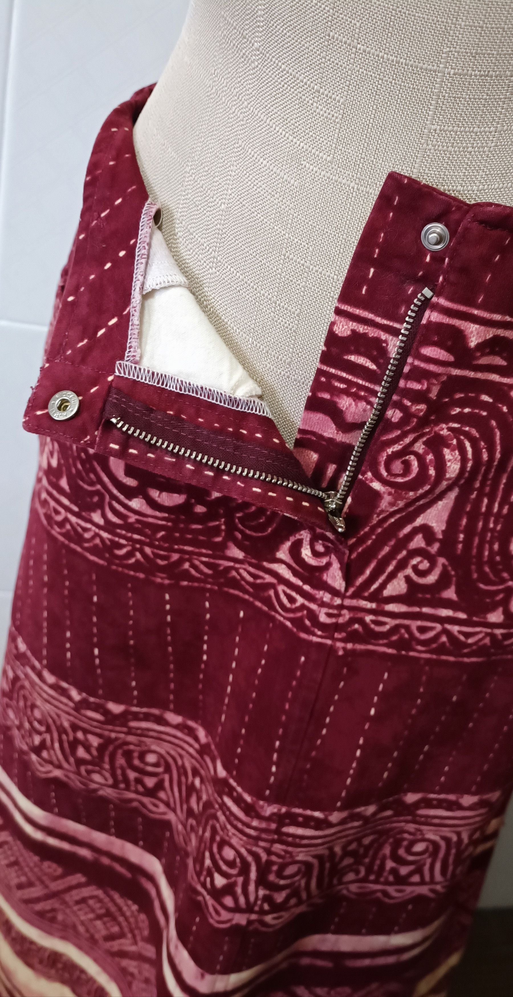 Jean Paul Gaultier 90's- Burgundy maxi skirt with ethnic print. Size 28" / US 6 / IT 42 - 7 Thumbnail