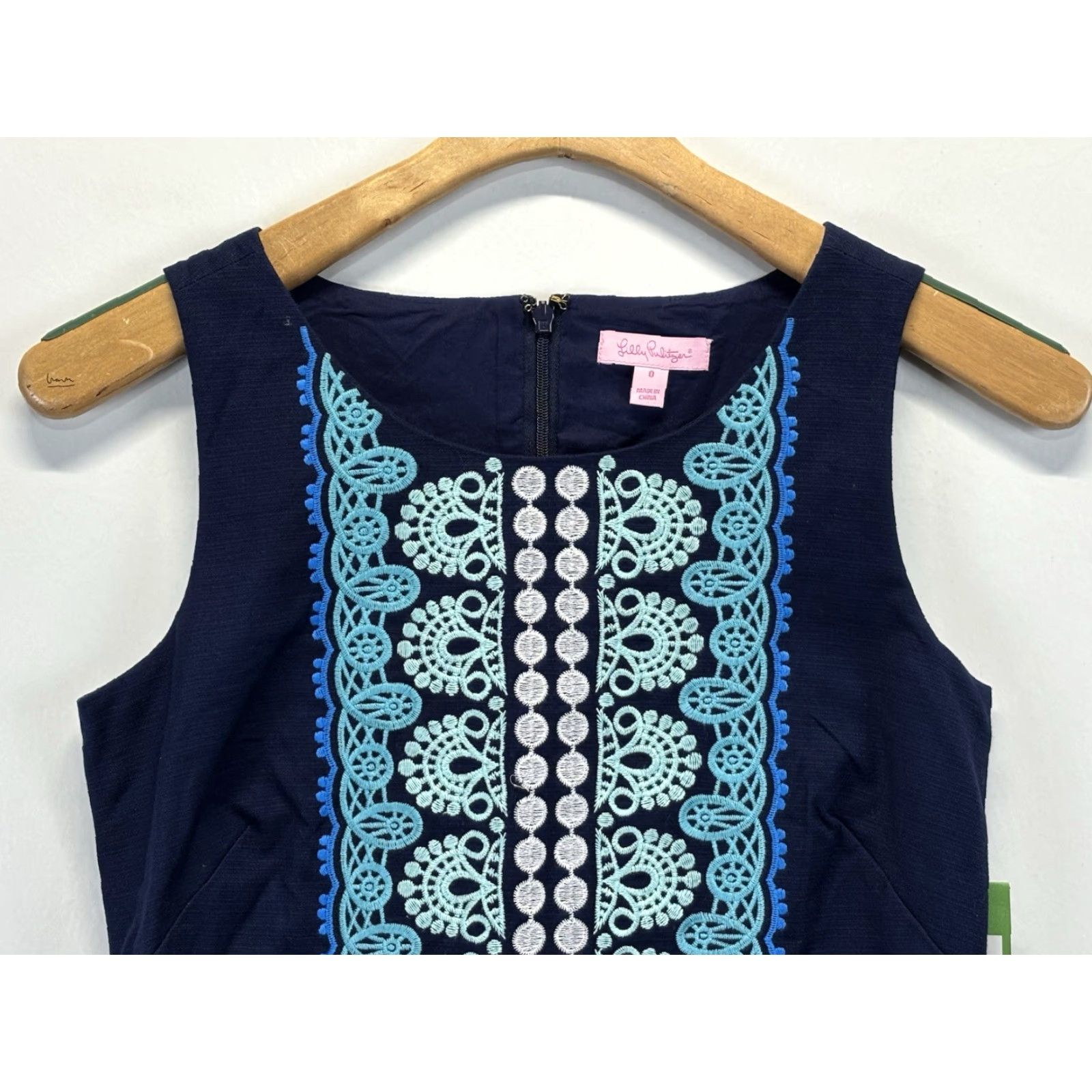 Lilly Pulitzer Lilly Pulitzer Stephanie Sheath Dress Womens 0 Navy Embroidered Resort Wear Dress Beach Sleeveless Round Neck Zip Short Vintage No Womens Size XS / US 0-2 / IT 36-38 - 2 Thumbnail