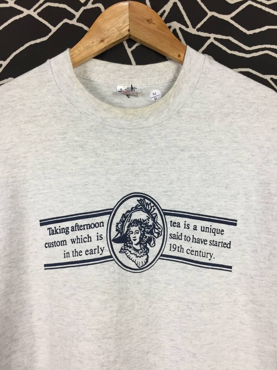 Fruit Of The Loom × Vintage Vtg 90s FOTL Taking Afternoon Tea History Single Stitch Tee Size US L / EU 52-54 / 3 - 3 Thumbnail