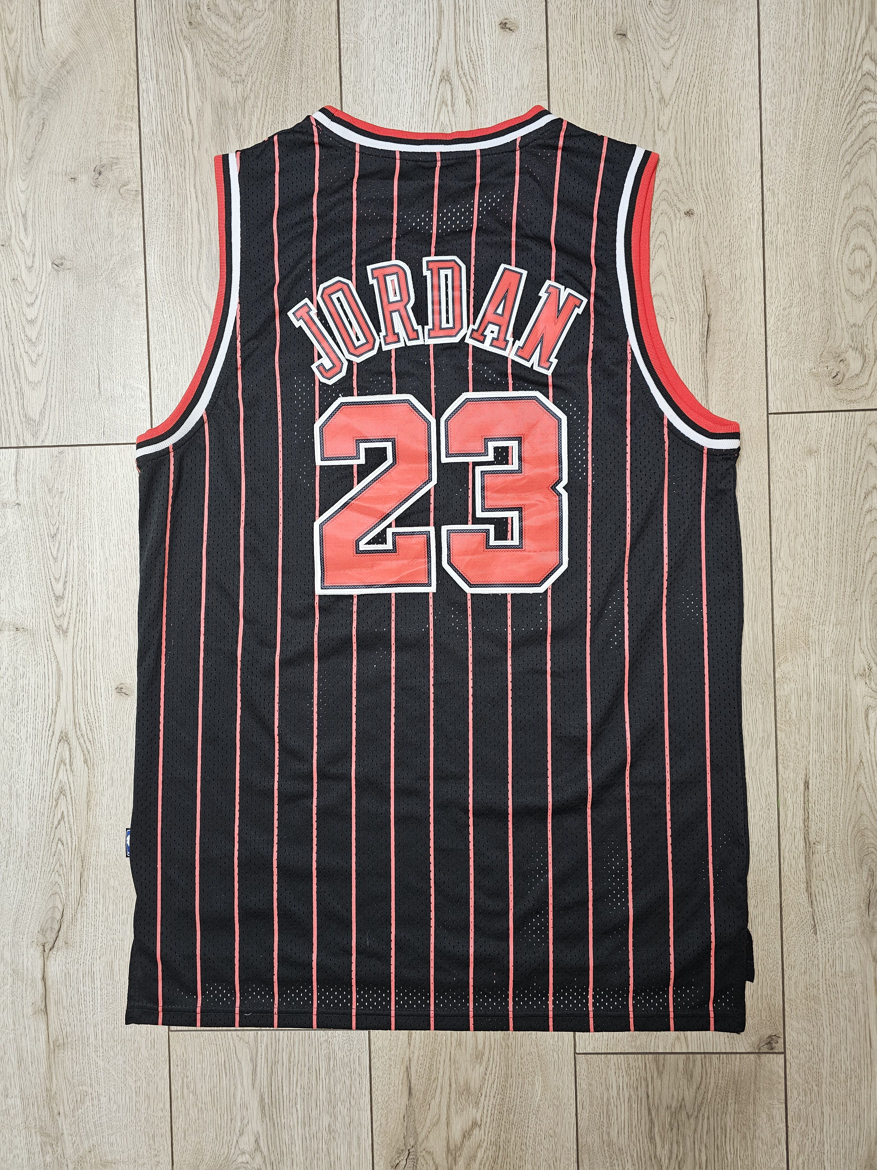 Vintage CHICAGO BULLS NIKE VINTAGE JORDAN JERSEY BASKETBALL SHIRT Size US XL / EU 56 / 4 - 2 Thumbnail