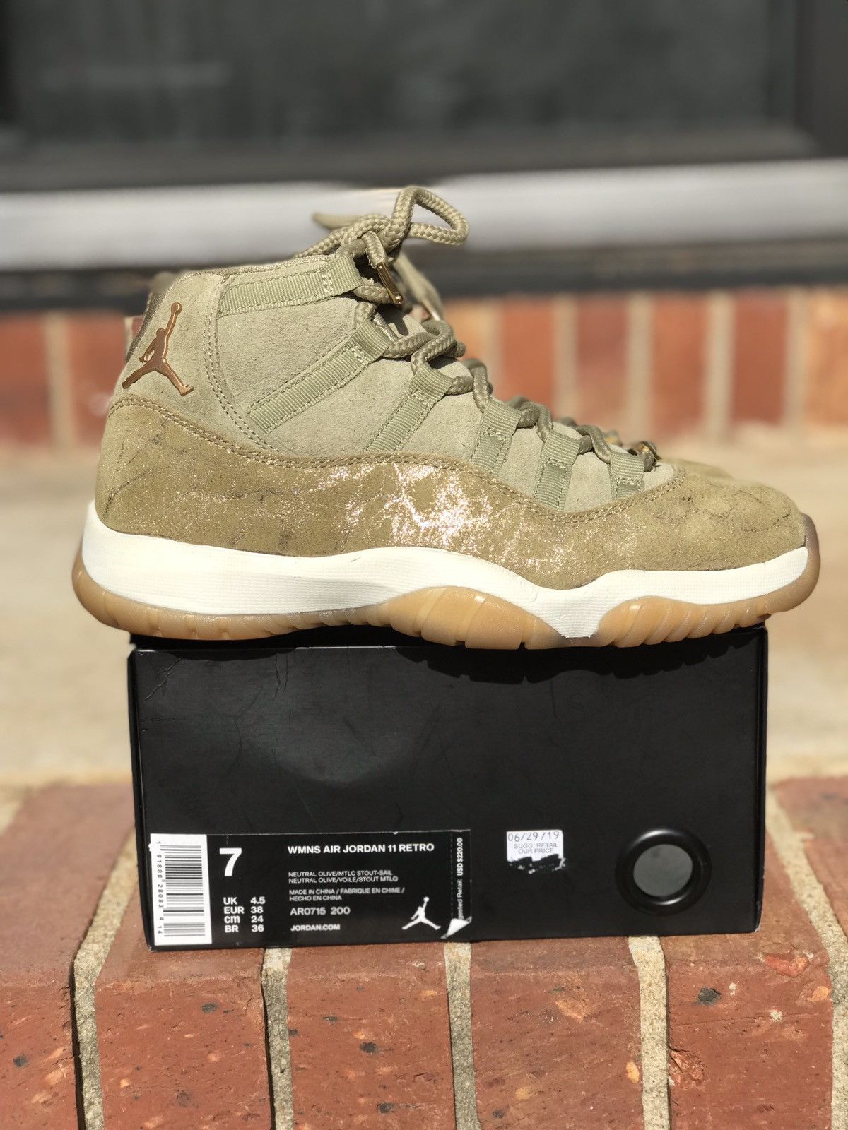 Air Jordan Retro 11 Lux Olive 2019 Size 7 Wmns 5.5Y Footwear