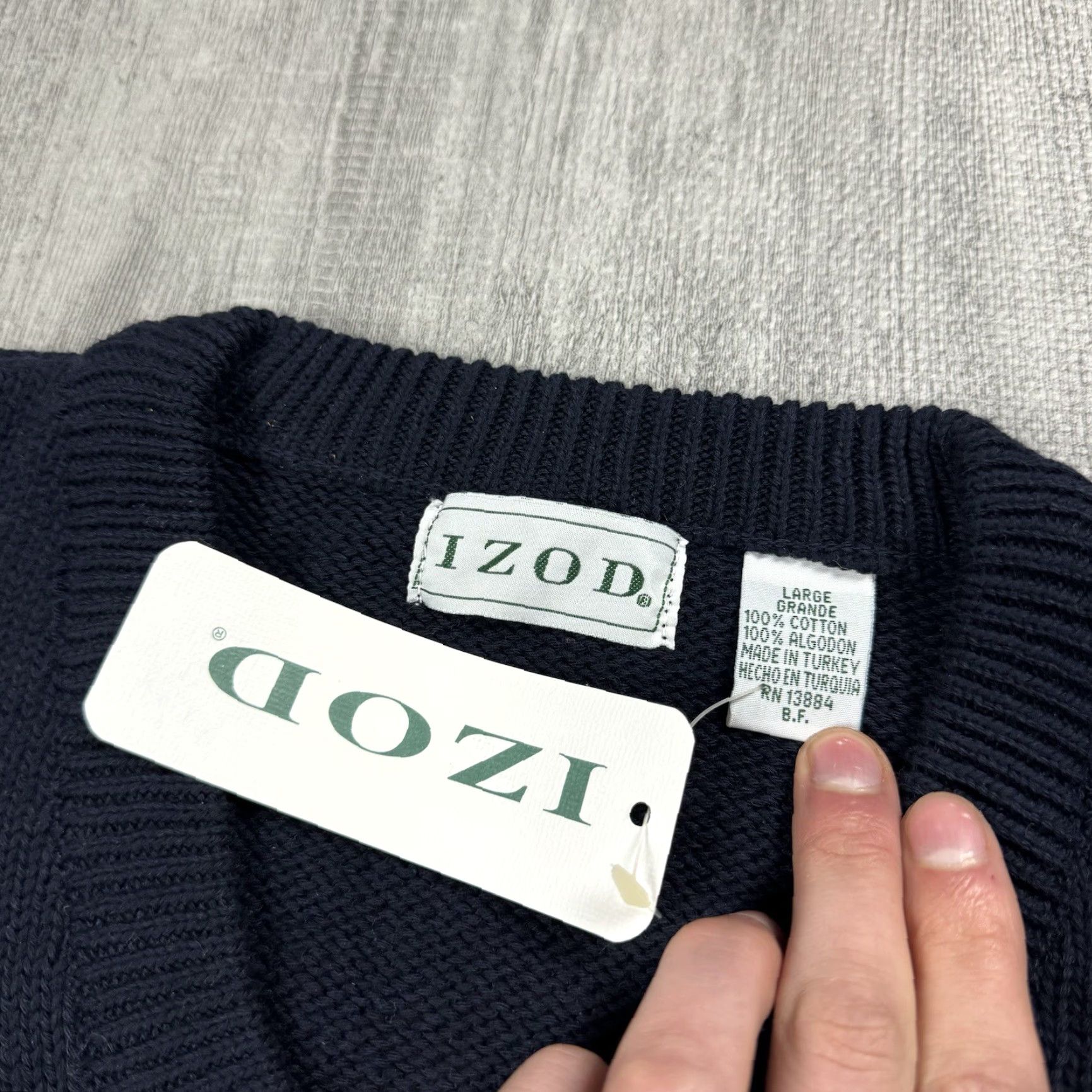 Izod VINTAGE IZOD 80S EMBROIDERED CREST V-NECK PULLOVER SWEATER L NAVY COTTON MENS Size US L / EU 52-54 / 3 - 4 Thumbnail