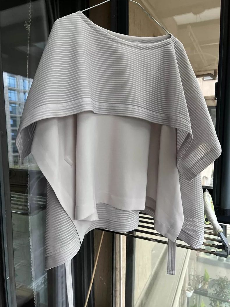Issey Miyake Issey Miyake size:3 Grey cloak, drawstring, short-sleeved Size XS / US 0-2 / IT 36-38 - 1 Thumbnail