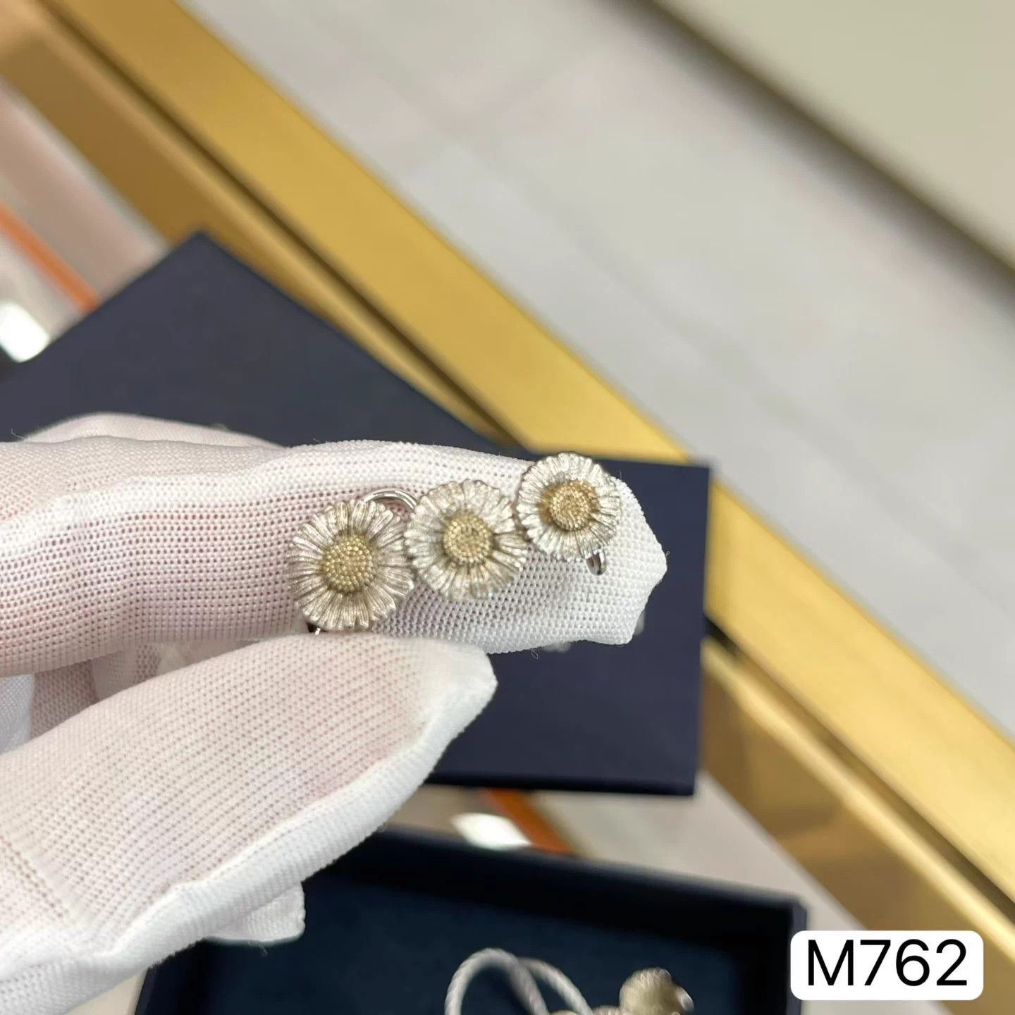 Buccellati Buccellati 3-Daisy Silver Earrings New Box M762 Size ONE SIZE - 3 Thumbnail