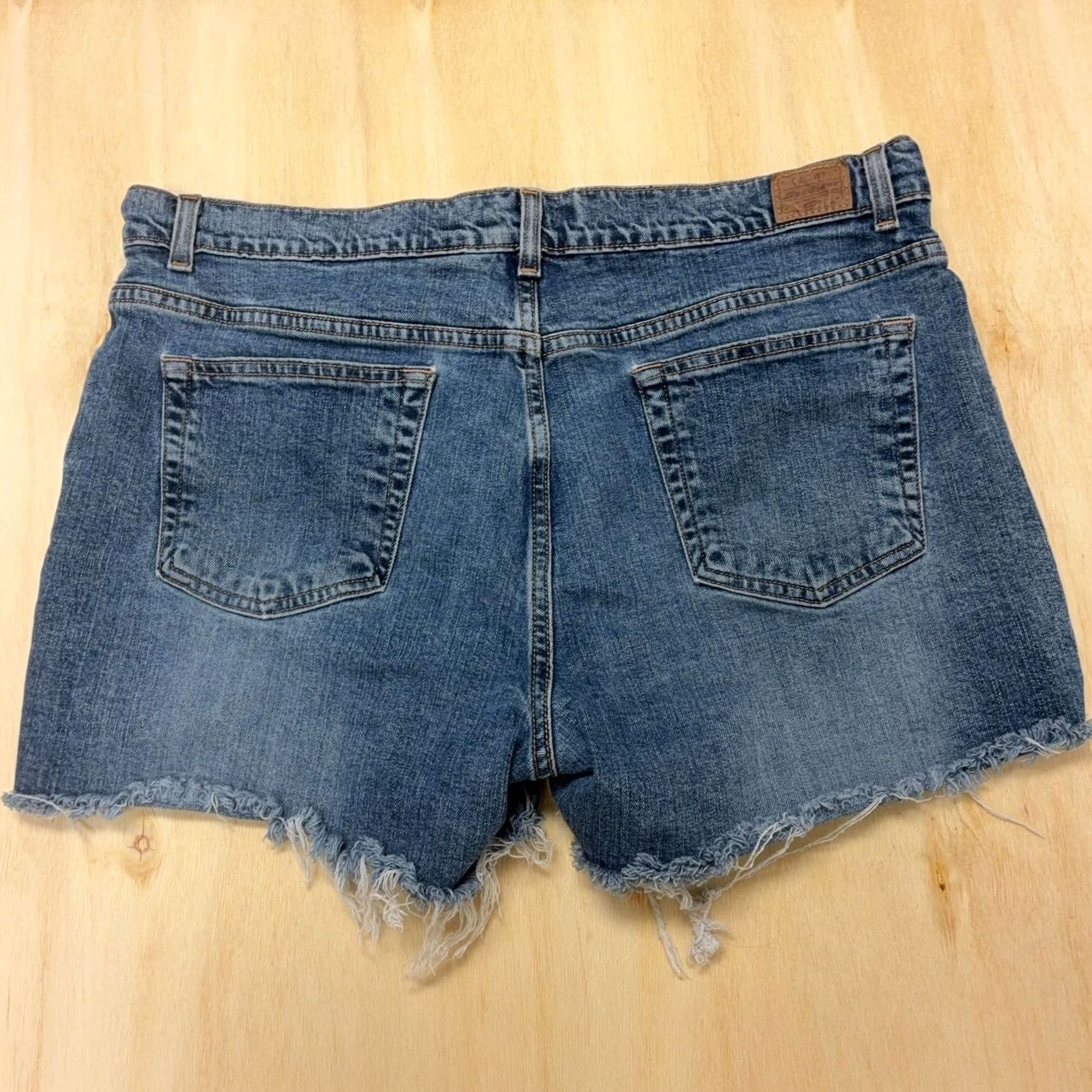 Old Navy Old Navy Cutoff Denim Shorts Womens 16L 35W Blue Frayed Hem Stretch Summer Y2K Size 38" / US 16 / IT 52 - 3 Thumbnail