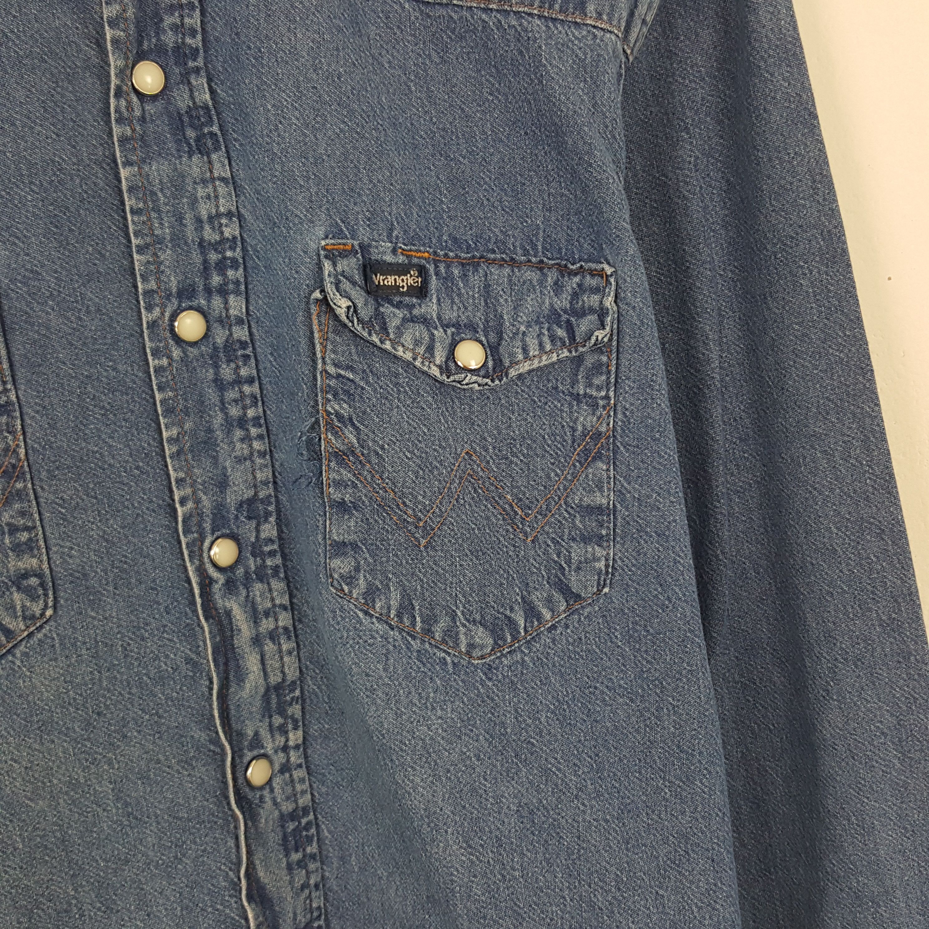 Vintage × Wrangler Vintage Wrangler USA Denim Button Up Shirt Size US XL / EU 56 / 4 - 2 Thumbnail
