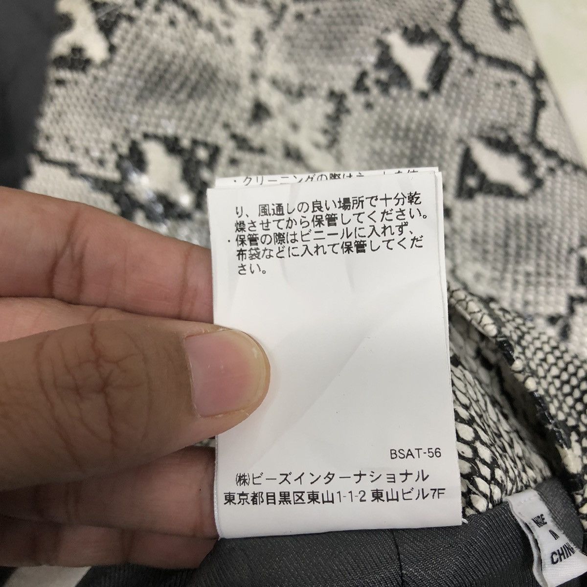 Japanese Brand X-Girl Snake Print Mini Skirt w/ Front Zip Pocket Size 24" / US 00 / IT 34 - 17 Thumbnail