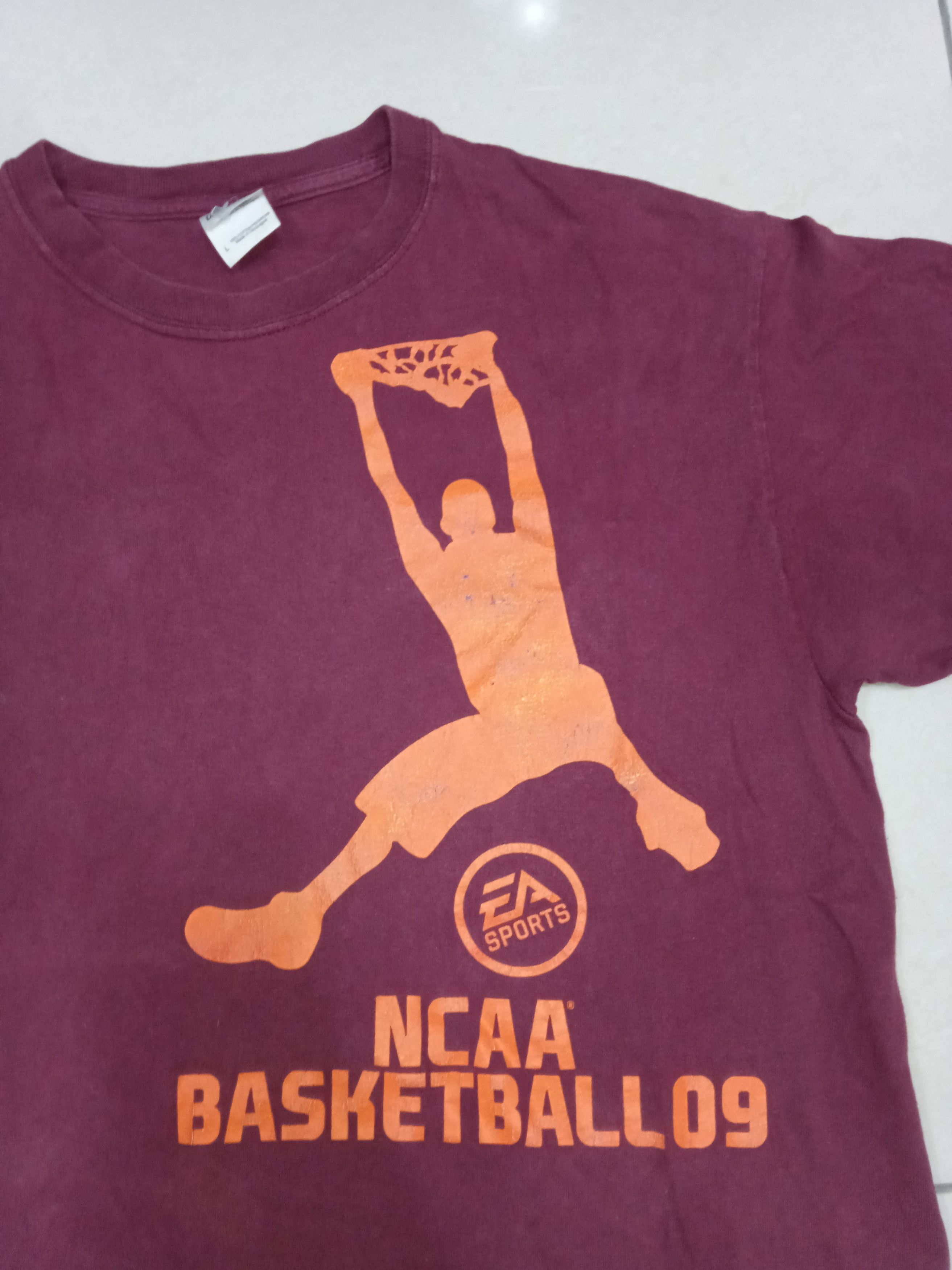 Vintage Vintage 2000s EA Sports NCAA Basketball 2009 T Shirt Size US L / EU 52-54 / 3 - 3 Thumbnail