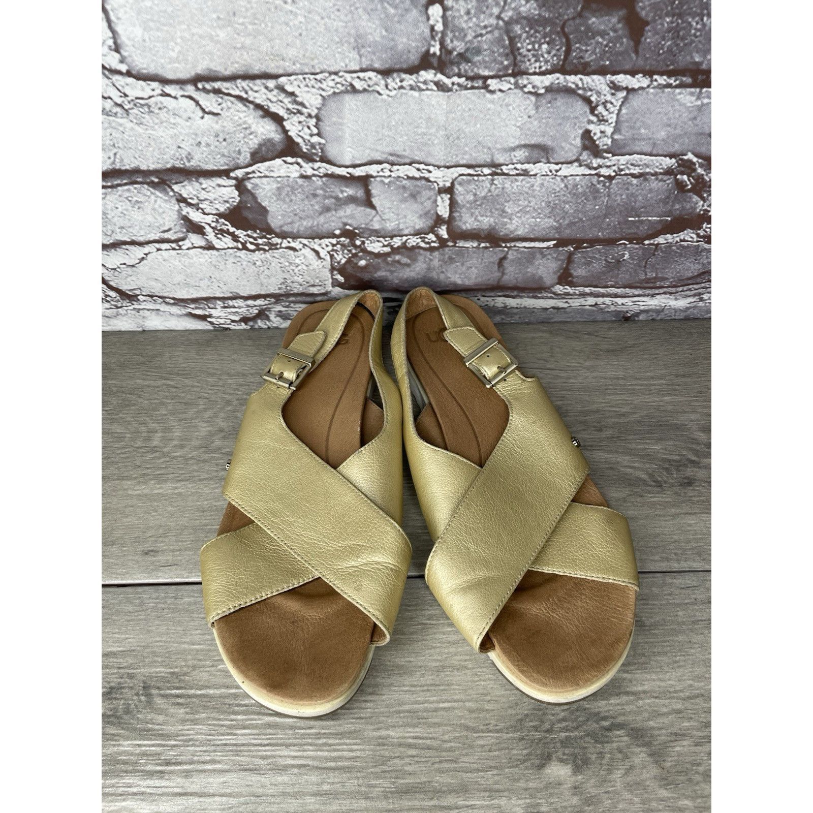 Ugg UGG Gold Leather Kamile Cross Strap Comfort Sandals Women Sz Size US 10 / IT 40 - 12 Thumbnail