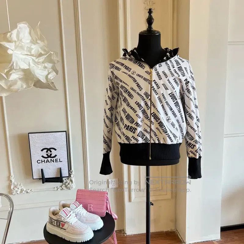 Louis Vuitton Louis Vuitton Women's White Knit Sweater Size S . Size S / US 4 / IT 40 - 1 Thumbnail