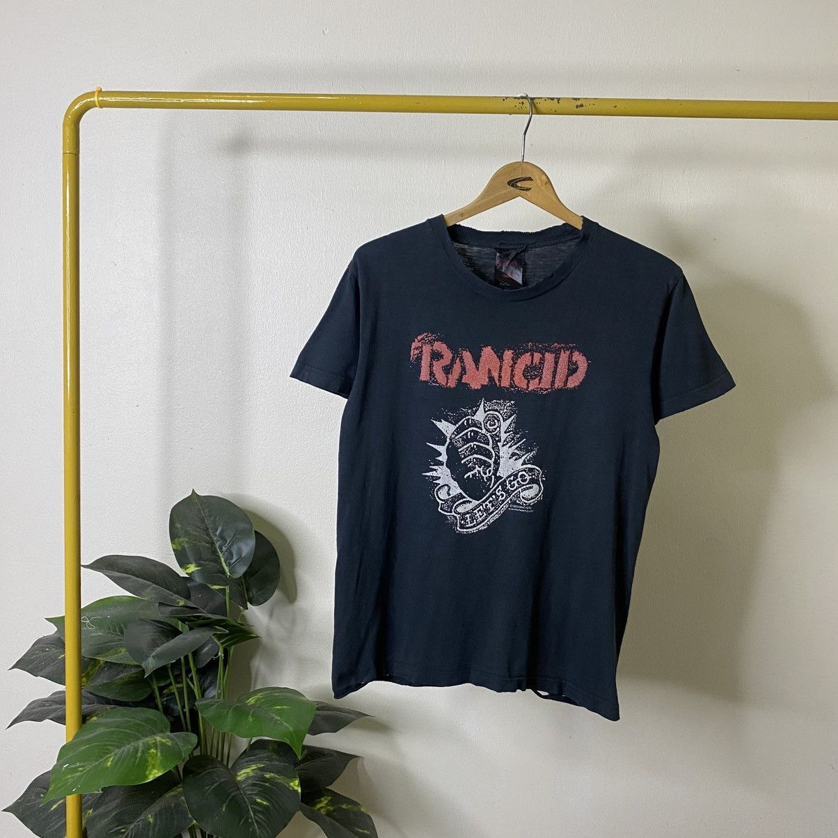 Vintage Vintage 2000s Rancid Band Tshirt Faded Black Size US M / EU 48-50 / 2 - 1 Thumbnail