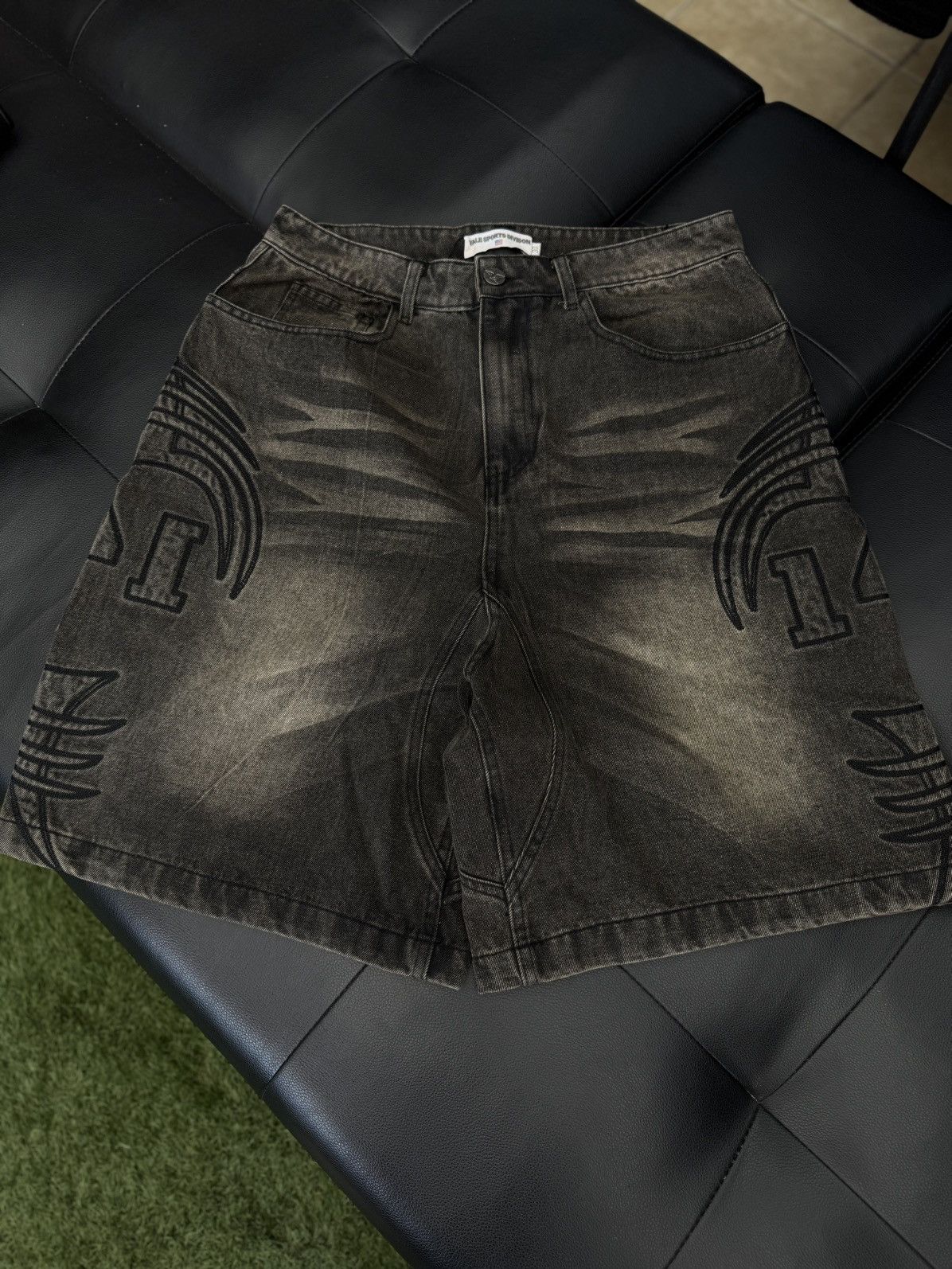 Valley Vale Black Shorts Size 30 (NEW)