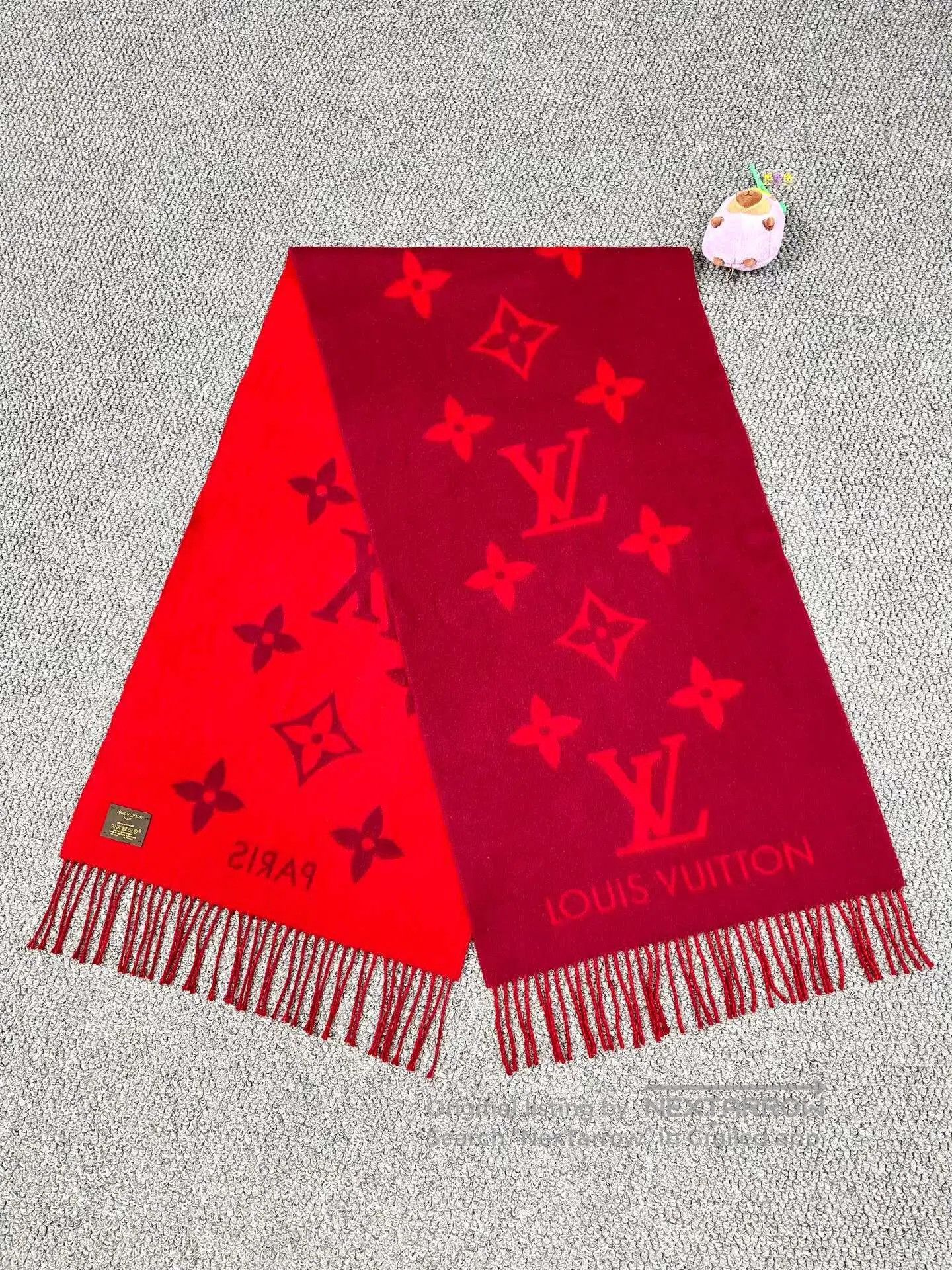 Louis Vuitton Louis Vuitton Red Logo Printed Double-sided Cashmere Scarf Size ONE SIZE - 1 Thumbnail