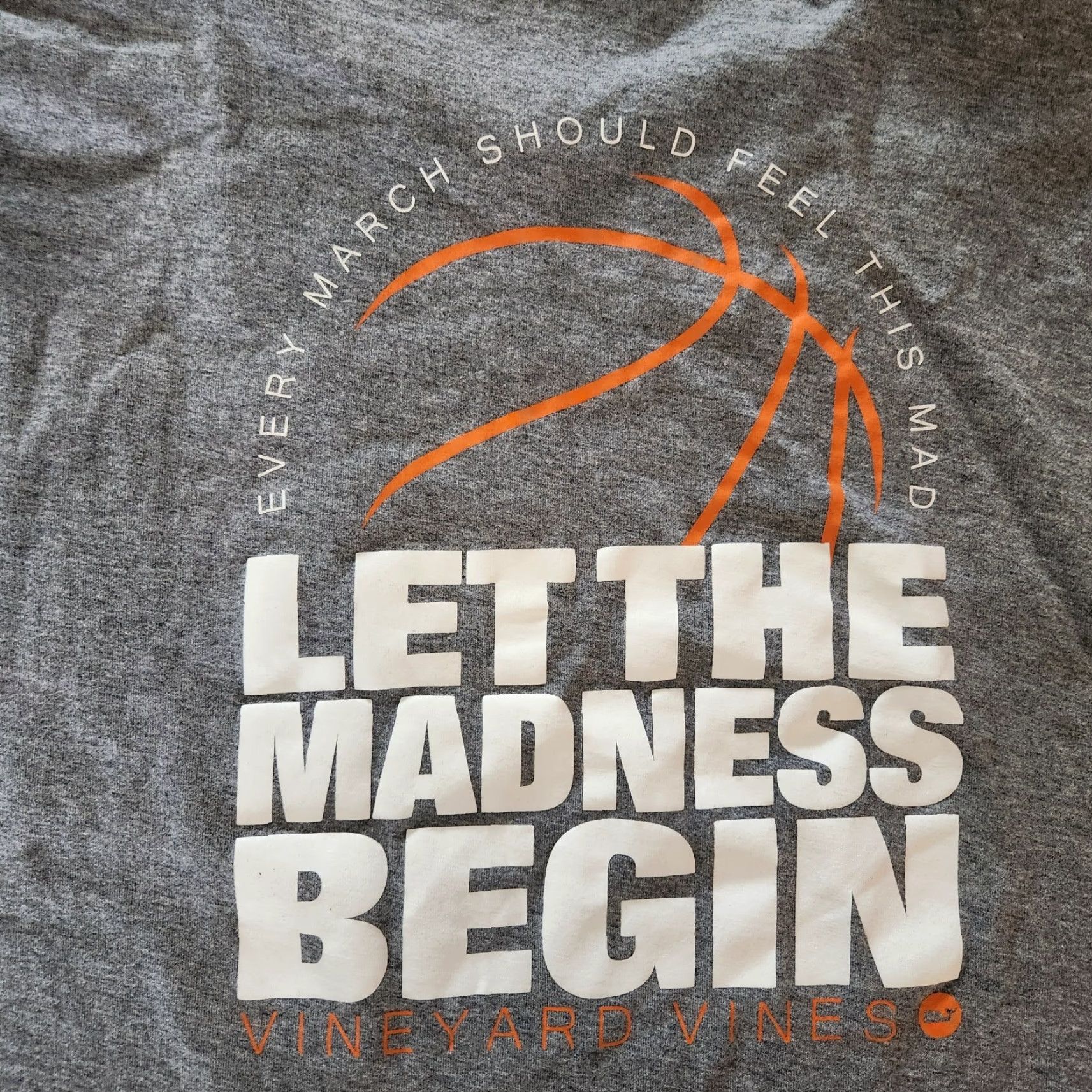 Vineyard Vines Vineyard Vines Long Sleeve T-Shirt March Madness Basketball Mens 2XL Gray Crew Neck Cotton Logo Shirt Size US XXL / EU 58 / 5 - 3 Thumbnail