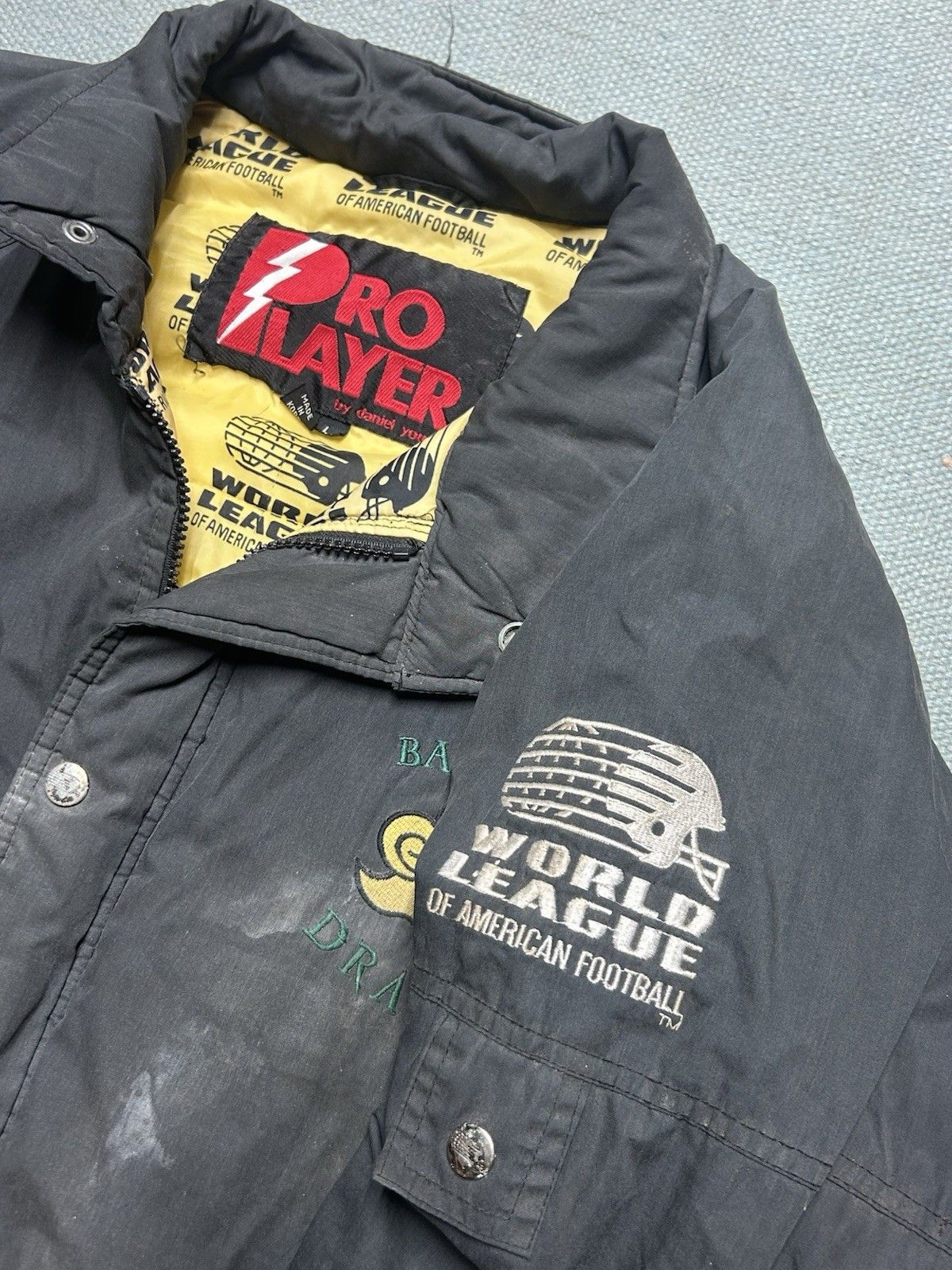Vintage VTG pro player puffer jacket Barcelona dragons distressed L Size US L / EU 52-54 / 3 - 8 Thumbnail
