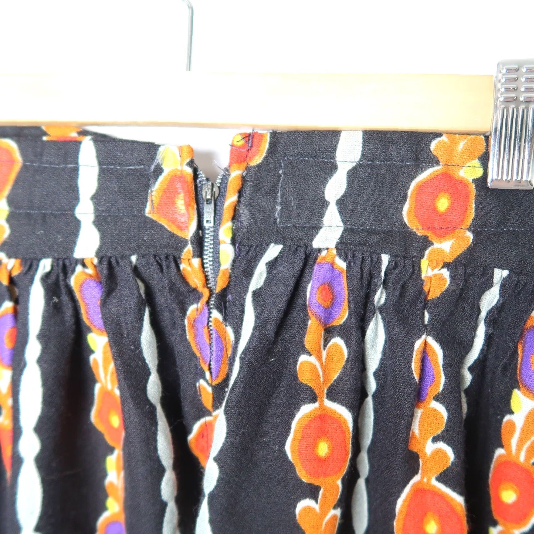 Vintage VINTAGE 70s bohemian floral barkcloth maxi skirt XS Black Purple Orange Casual Hippy 1970s Womens Size 42" / US 20 - 5 Thumbnail