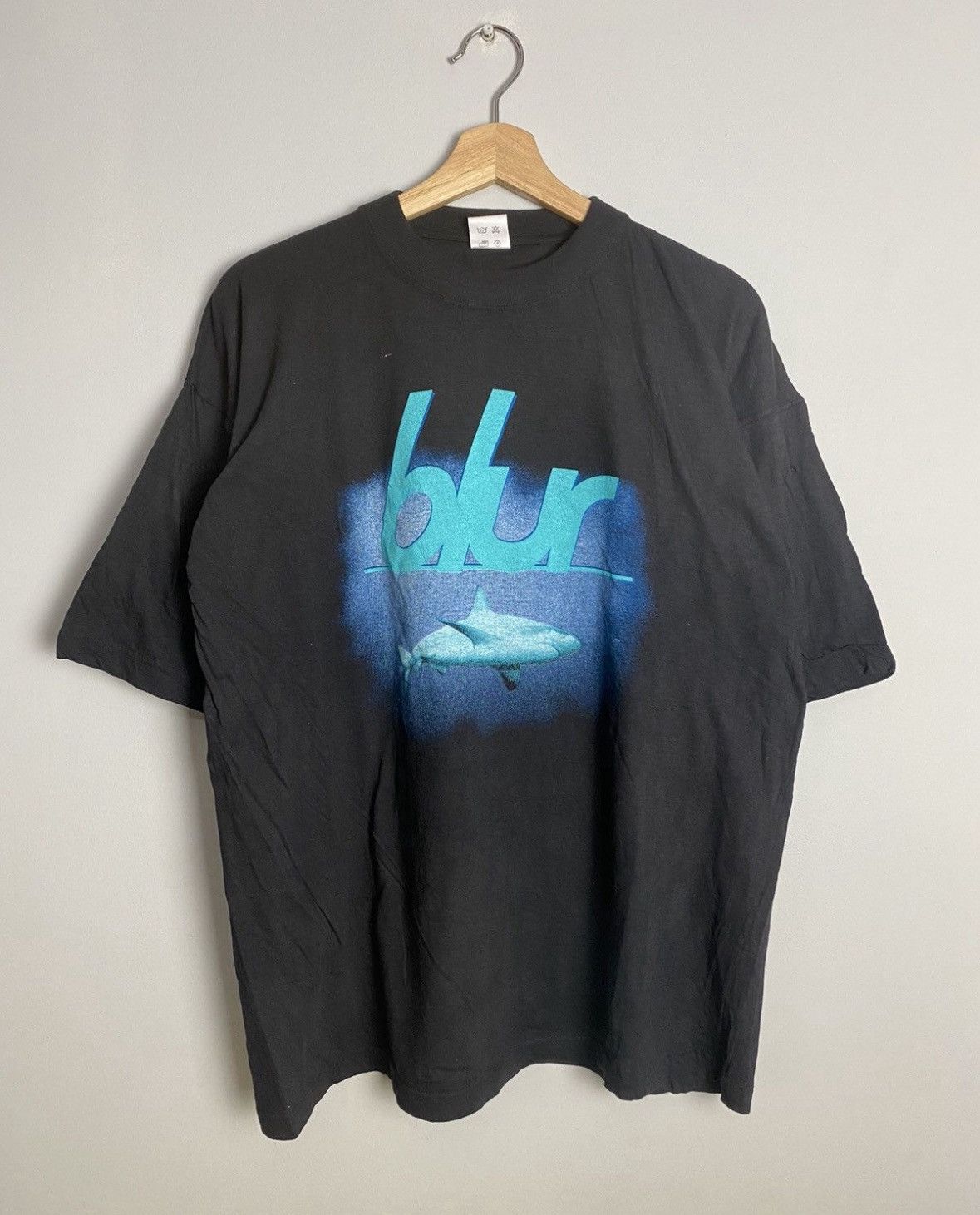 Vintage Vintage 90s Blur Shark Brit Pop Band Tshirt Suede Ride Size US L / EU 52-54 / 3 - 1 Thumbnail