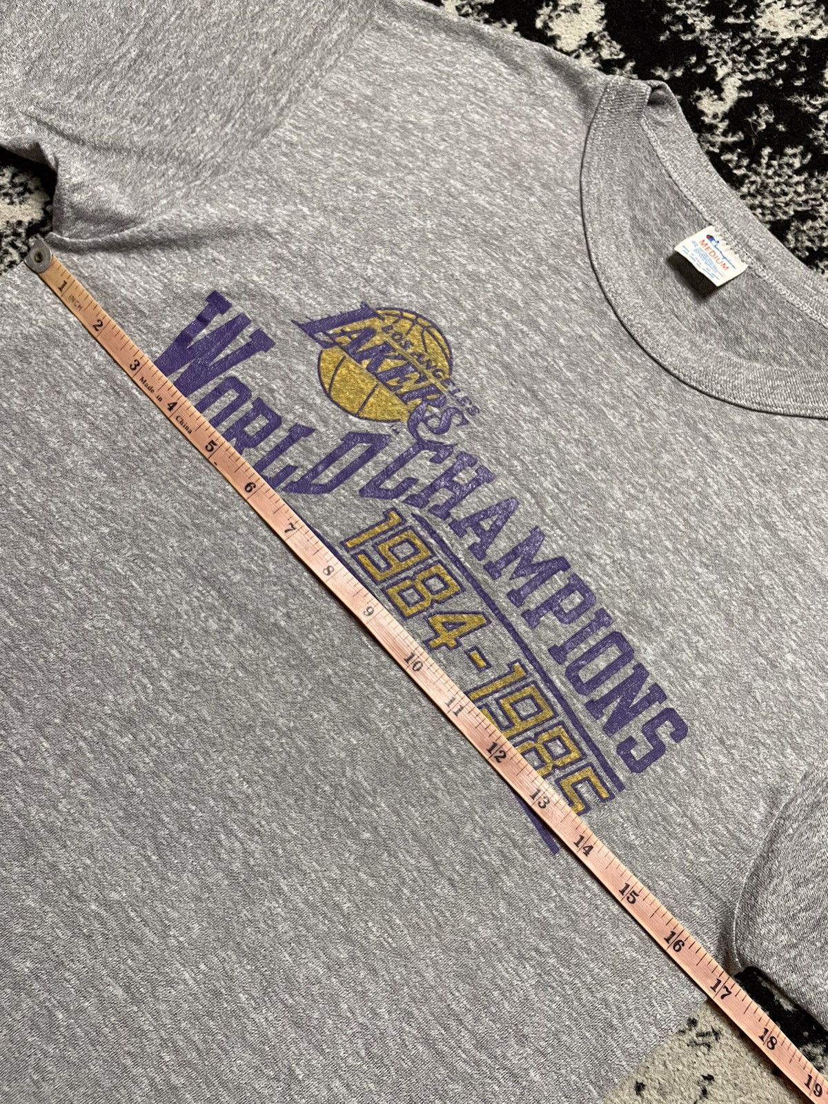 Champion × NBA × Vintage Vintage 80s paper thin LA Lakers world champions 84-85 Size US M / EU 48-50 / 2 - 6 Thumbnail