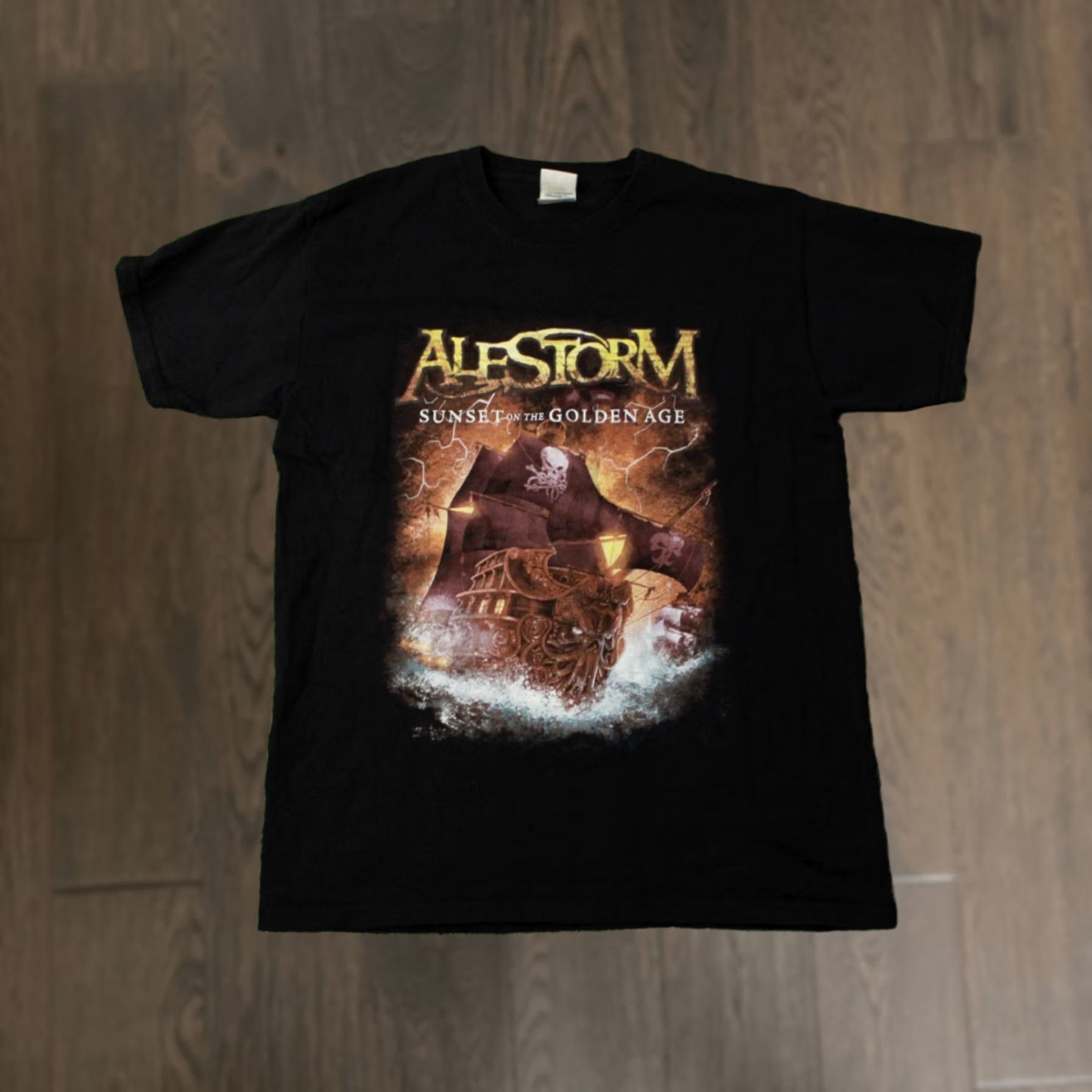 Fruit Of The Loom ALESTORM SUNSET ON THE GOLDEN AGE 2014 MEN SHIRT JERSEY FRUIT OF THE LOOM SIZE L Size US L / EU 52-54 / 3 - 1 Thumbnail