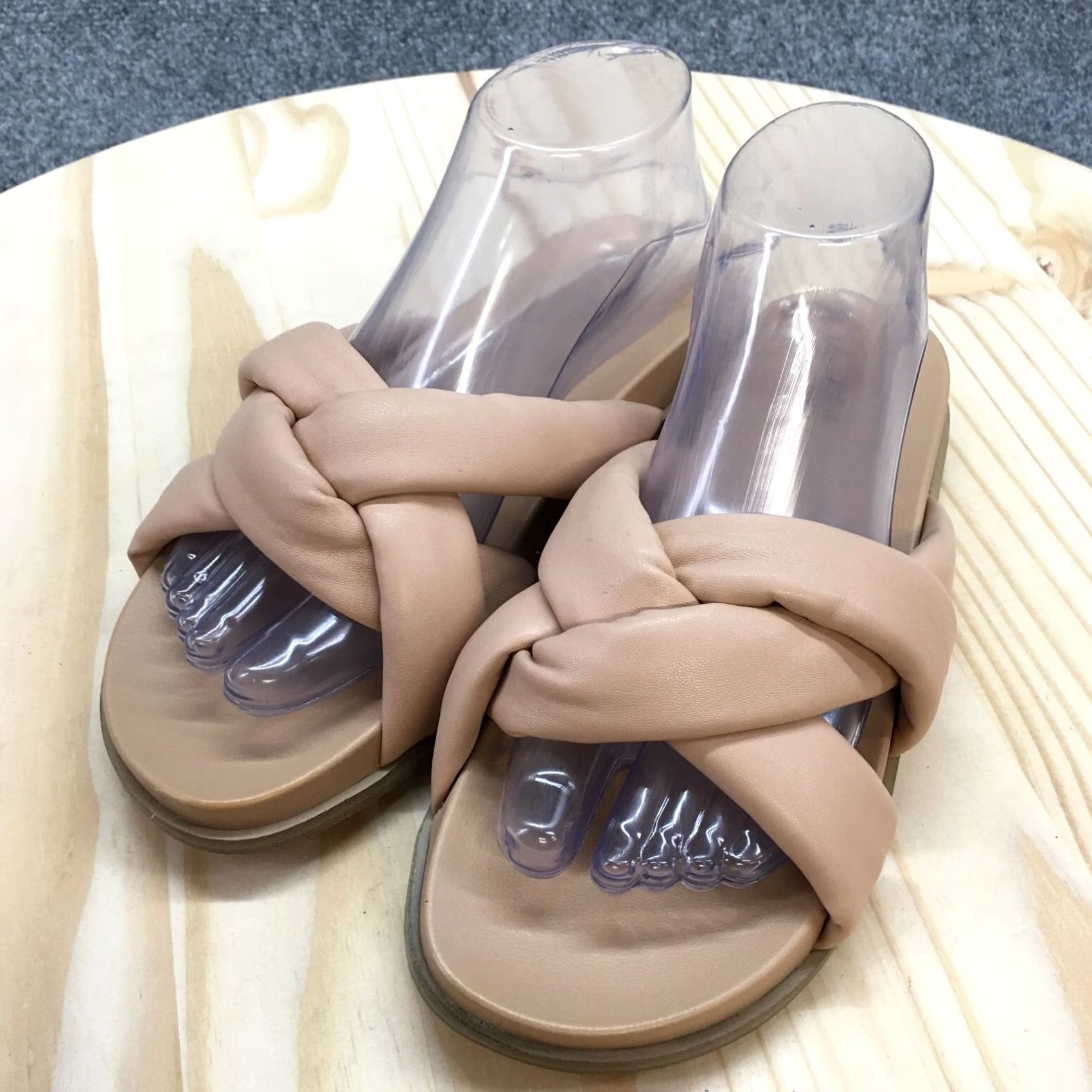 Vintage Universal Thread Sandals Womens 7.5 Casual Slip On Puffy Slide Flats Beige Size US 8 / IT 38 - 3 Thumbnail