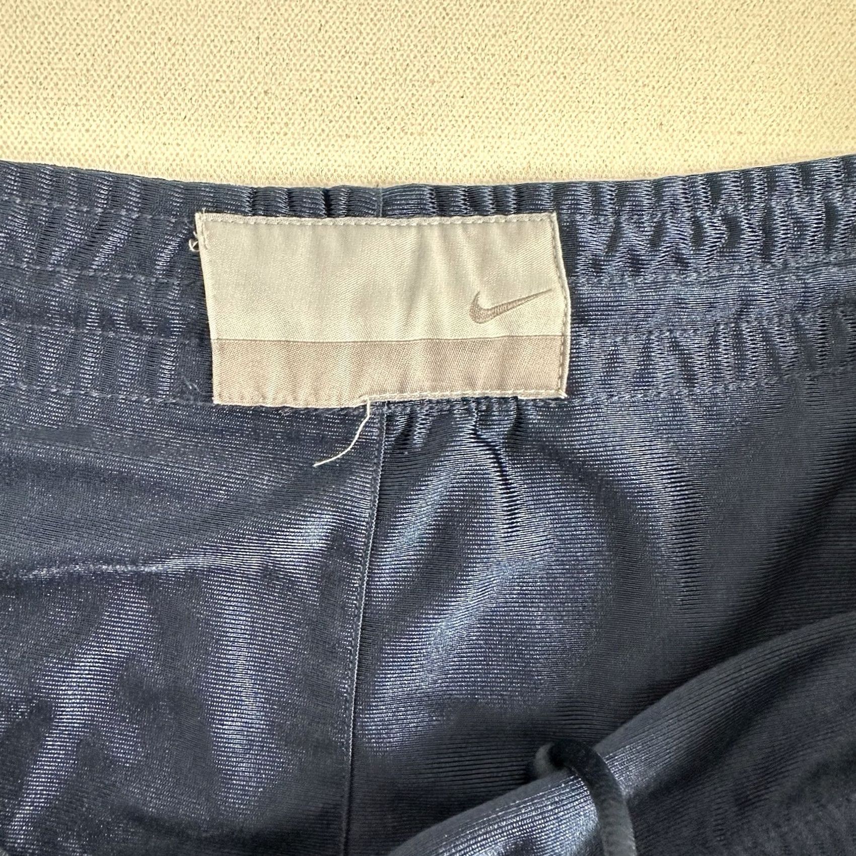 Nike Vintage Nike Basketball Reversible Shorts Mens Size XL Gray Tag Black Active Gym Size US 36 / EU 52 - 7 Thumbnail