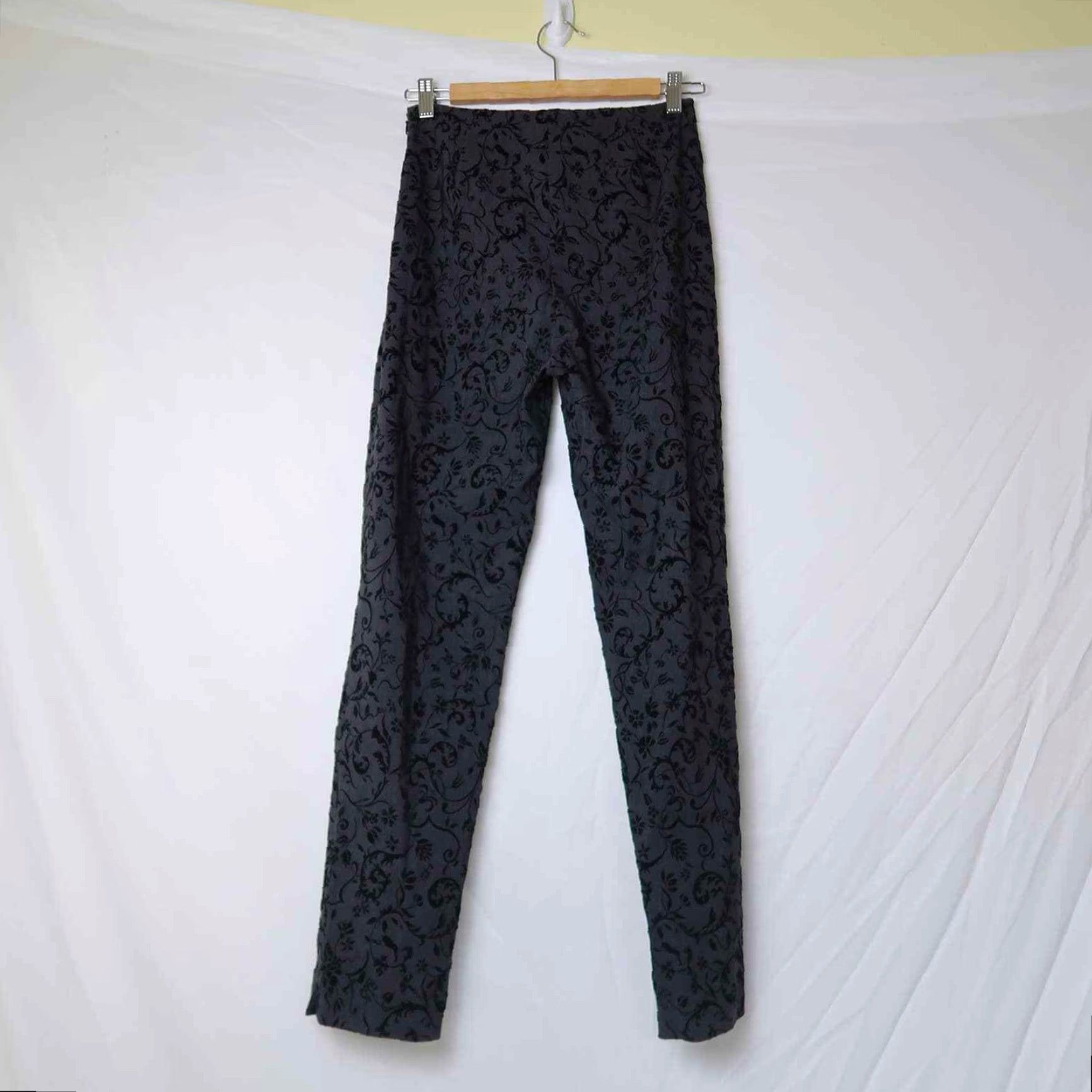 Vintage VINTAGE Karen Kane Pants 4 Black floral leaf velvet slim fit cigarette trouser pants Size 27" / US 4 / IT 40 - 5 Thumbnail