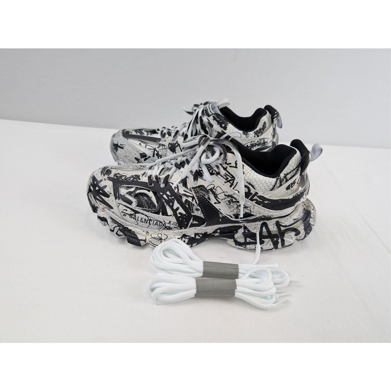 Balenciaga o1rshd1 Graffiti/Dirty/w Track Sneakers in White/Black Size US 7 / EU 40 - 7 Thumbnail