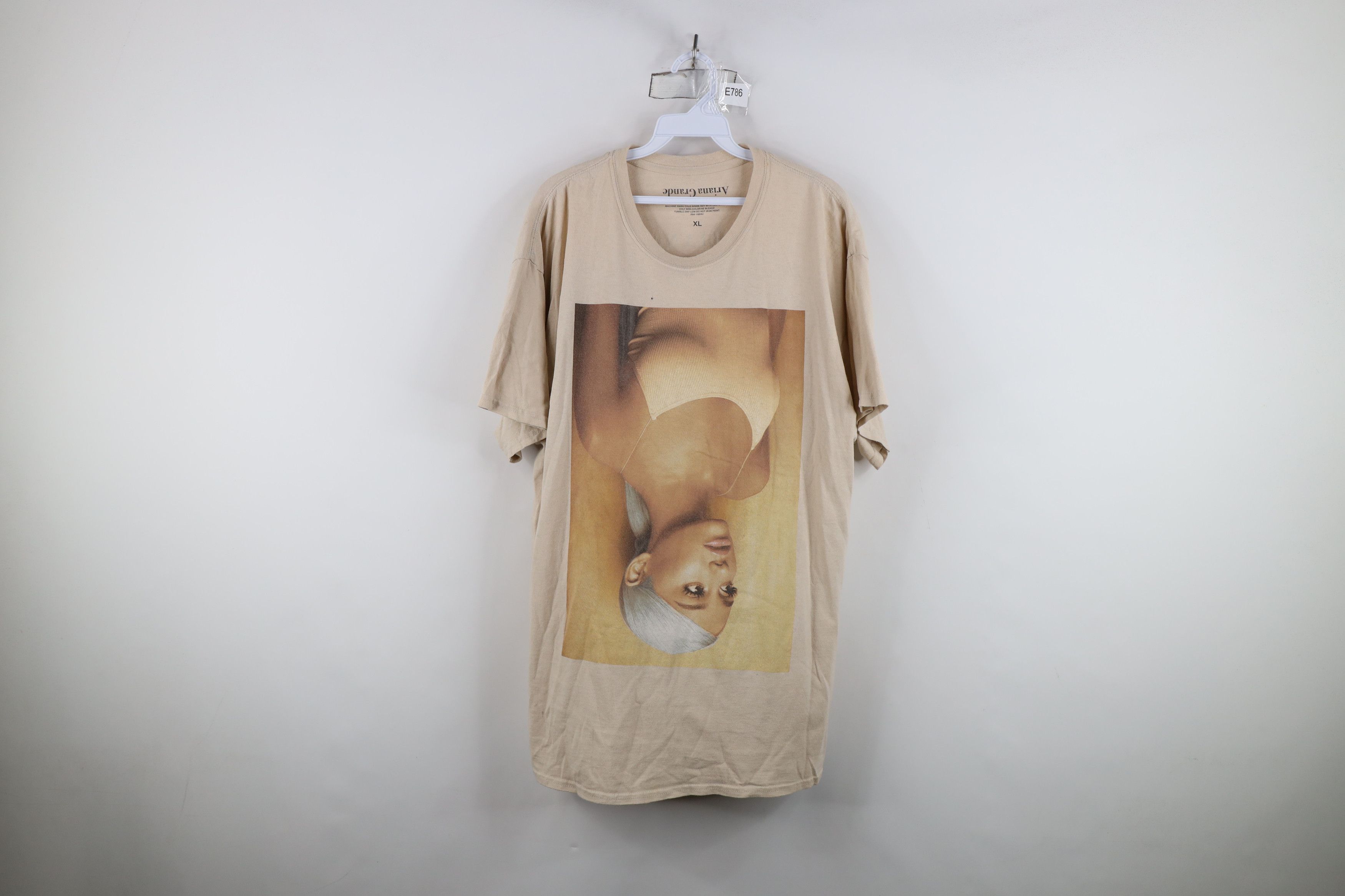 Vintage Ariana Grande Big Face Logo Sweetener Tour T-Shirt Beige Size US XL / EU 56 / 4 - 1 Thumbnail