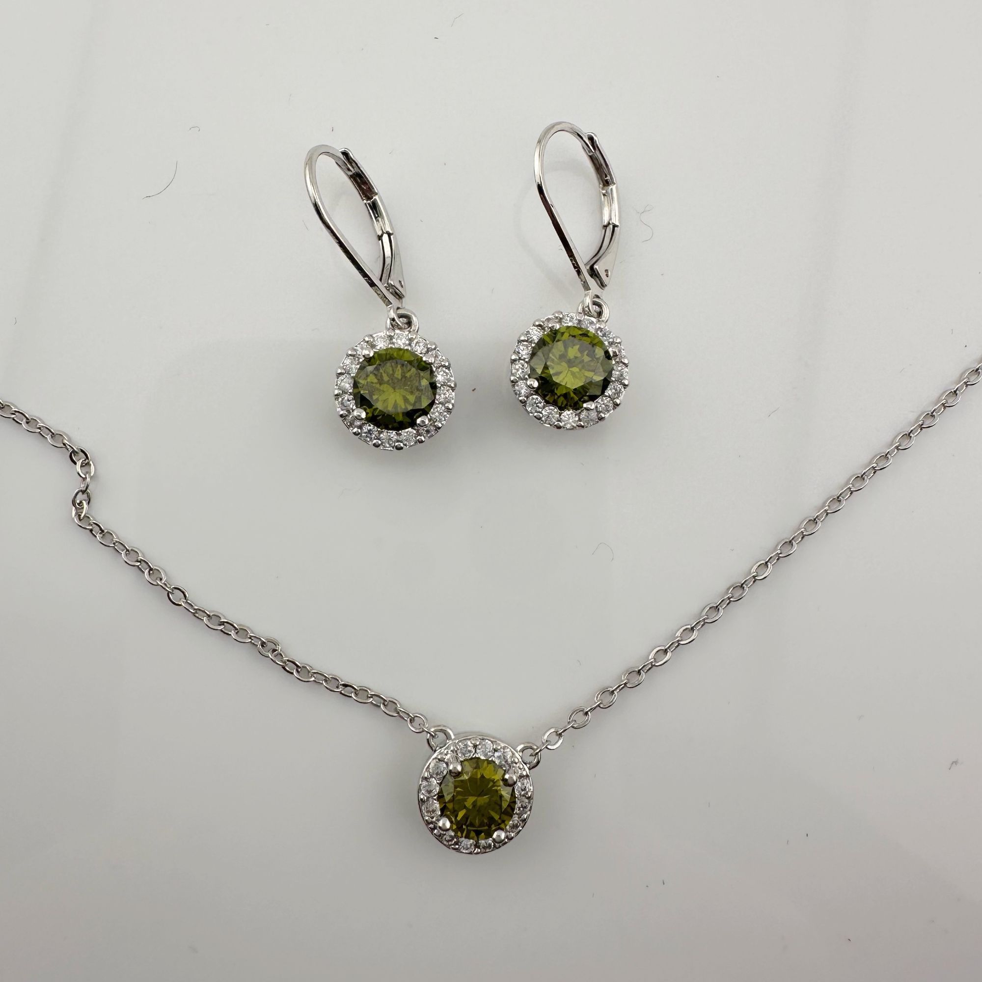 Other Beautiful Green Peridot & White Topaz Round Halo Necklace an Size ONE SIZE - 6 Thumbnail