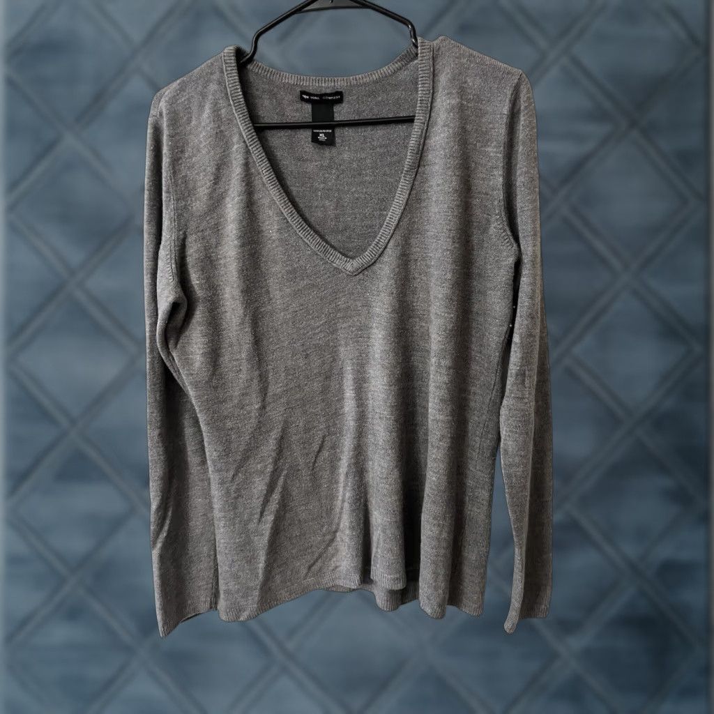 Vintage New York & Company Women's Sweater Pullover Knit V-Neck Acrylic Gray XL Womens Size XL / US 12-14 / IT 48-50 - 1 Thumbnail