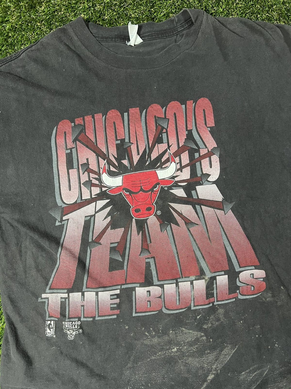 NBA Vintage 90’s Chicago Bulls NBA Shattered Glass Faded Tee Size US XL / EU 56 / 4 - 2 Thumbnail