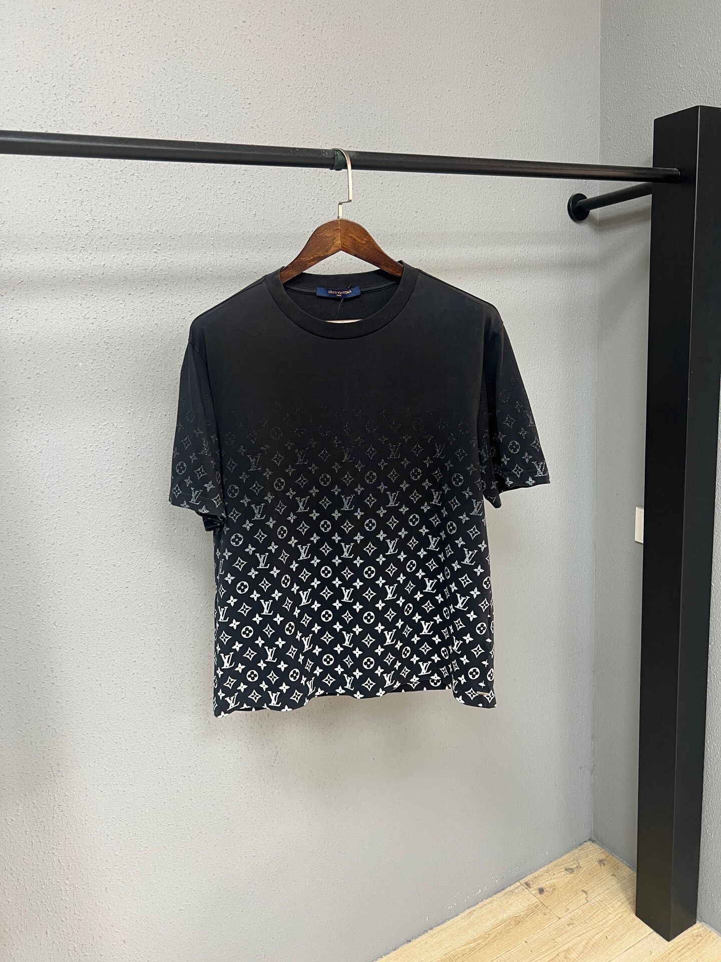Louis Vuitton louis vuitton black and white gradient t-shirt Size US XL / EU 56 / 4 - 1 Thumbnail