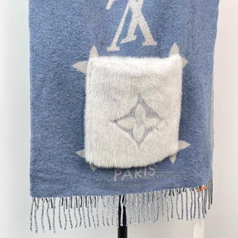 Louis Vuitton Louis Vuitton Ice blue cashmere mink pocket scarf Size ONE SIZE - 3 Thumbnail