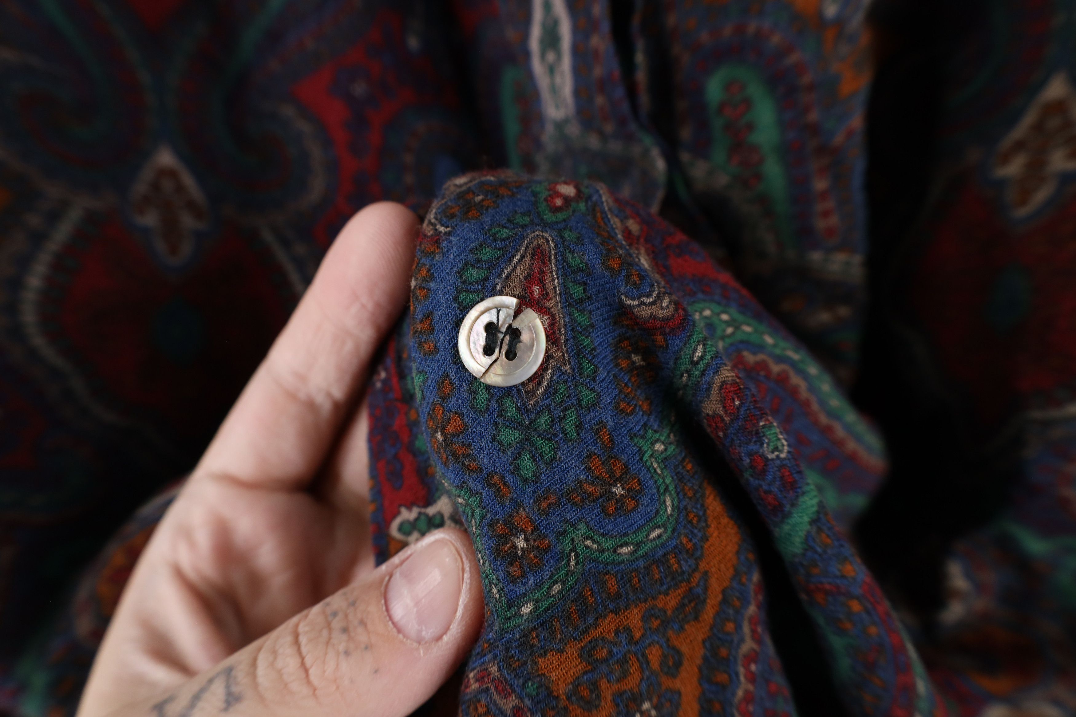 Vintage Vintage 90s Streetwear Rainbow Paisley Collared Button Shirt Size XXL / US 16-18 / IT 52-54 - 5 Thumbnail