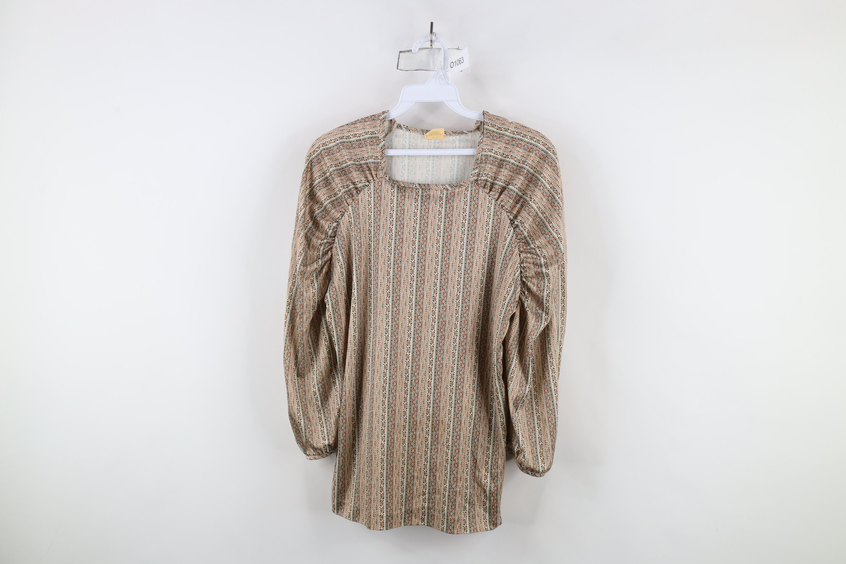 Vintage Vintage 70s Streetwear Rainbow Paisley Flower Knit Shirt Top Size L / US 10 / IT 46 - 1 Thumbnail