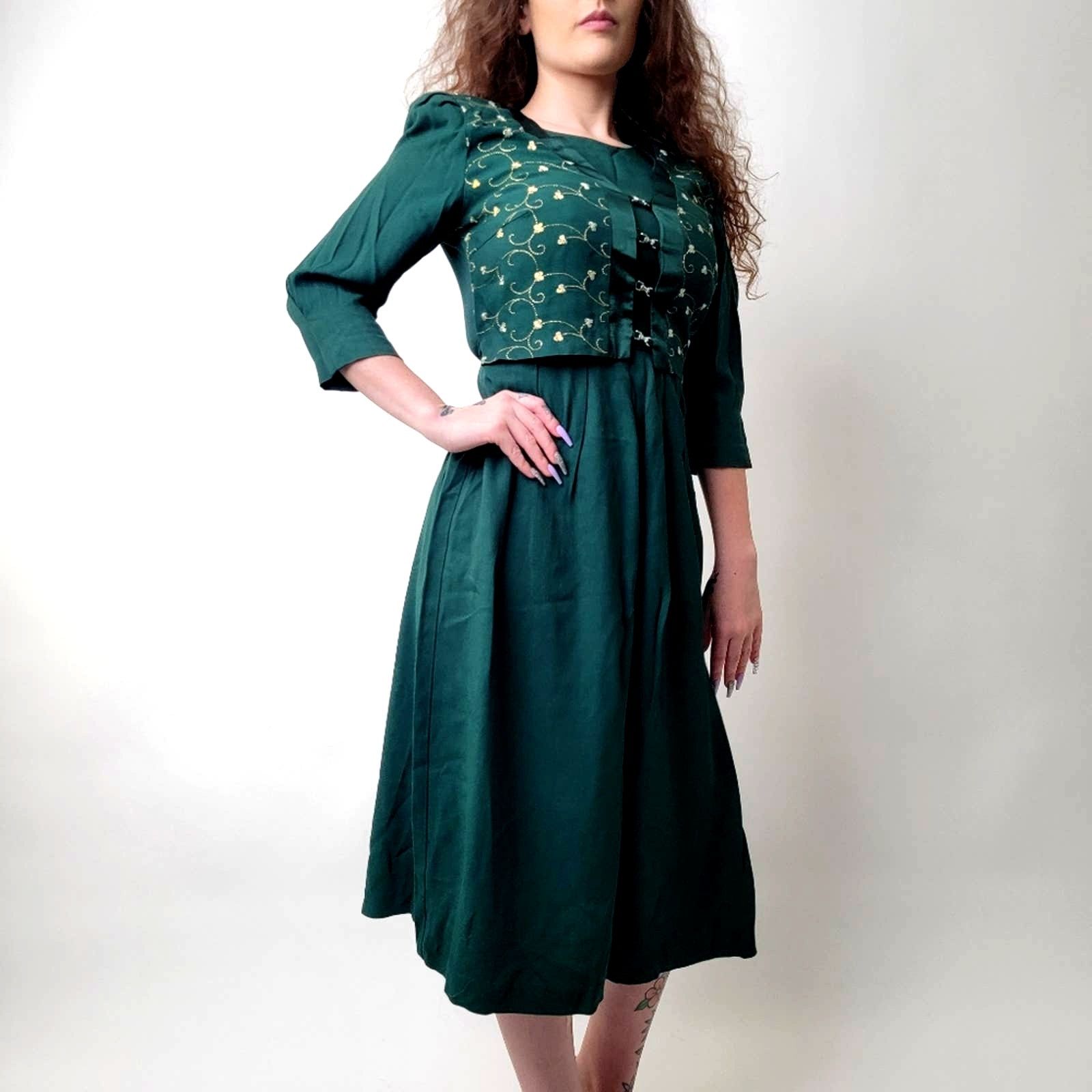 Vintage Vintage German Cottagecore Embroidered Emerald Plaid Dress Size M / US 6-8 / IT 42-44 - 1 Thumbnail