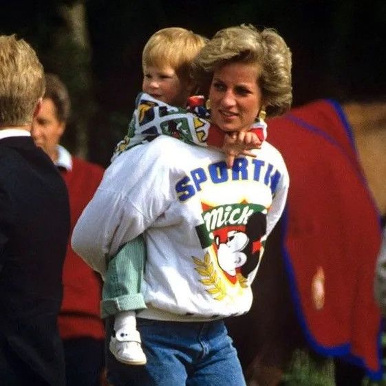 Disney × Mickey Mouse × Vintage Princess Diana Mickey Sweatshirt Size M / US 6-8 / IT 42-44 - 1 Thumbnail